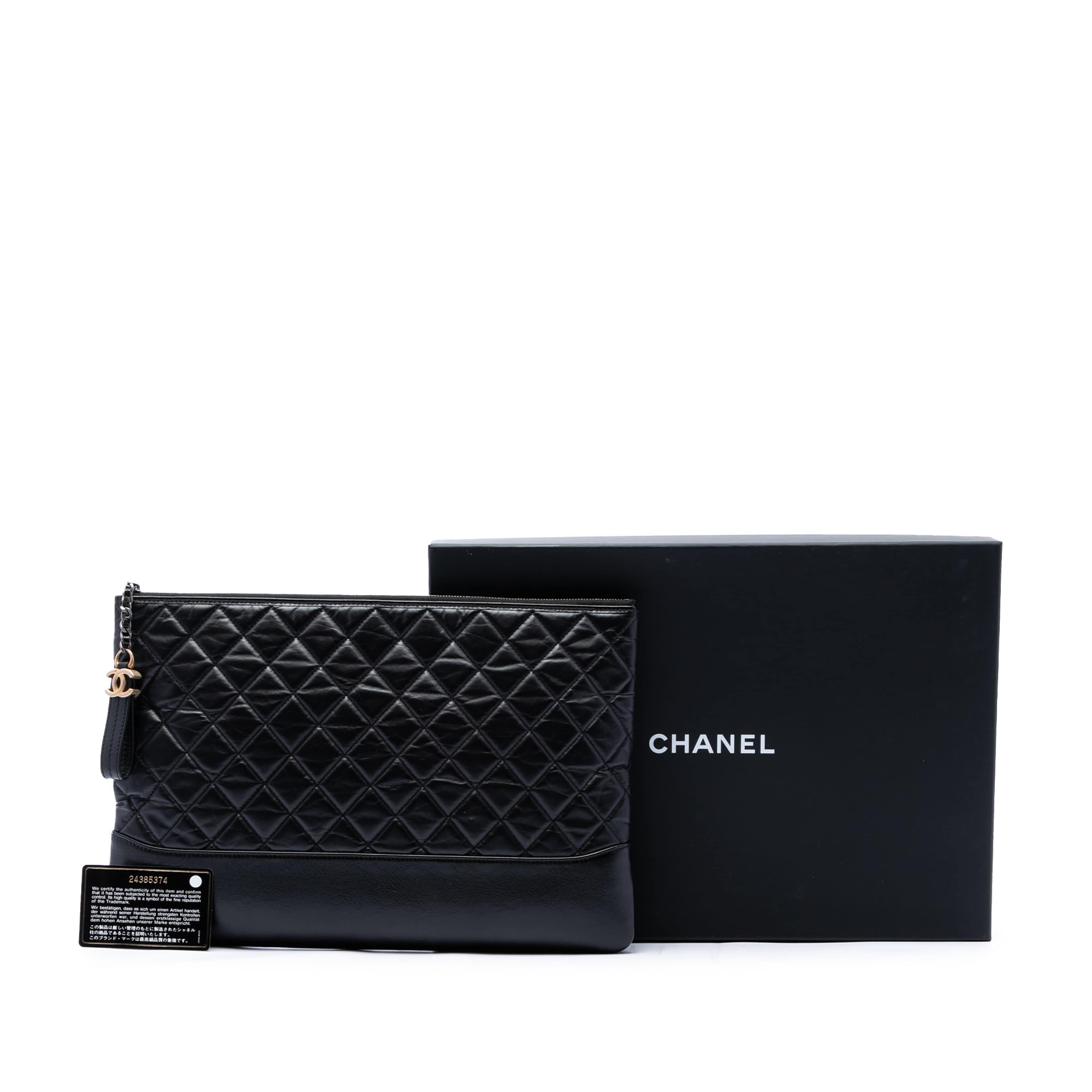 Chanel Large Aged Calfskin Gabrielle O Case Clutch, från Luxclusif, i färgen svart. Klicka för att öppna bilden i stort format