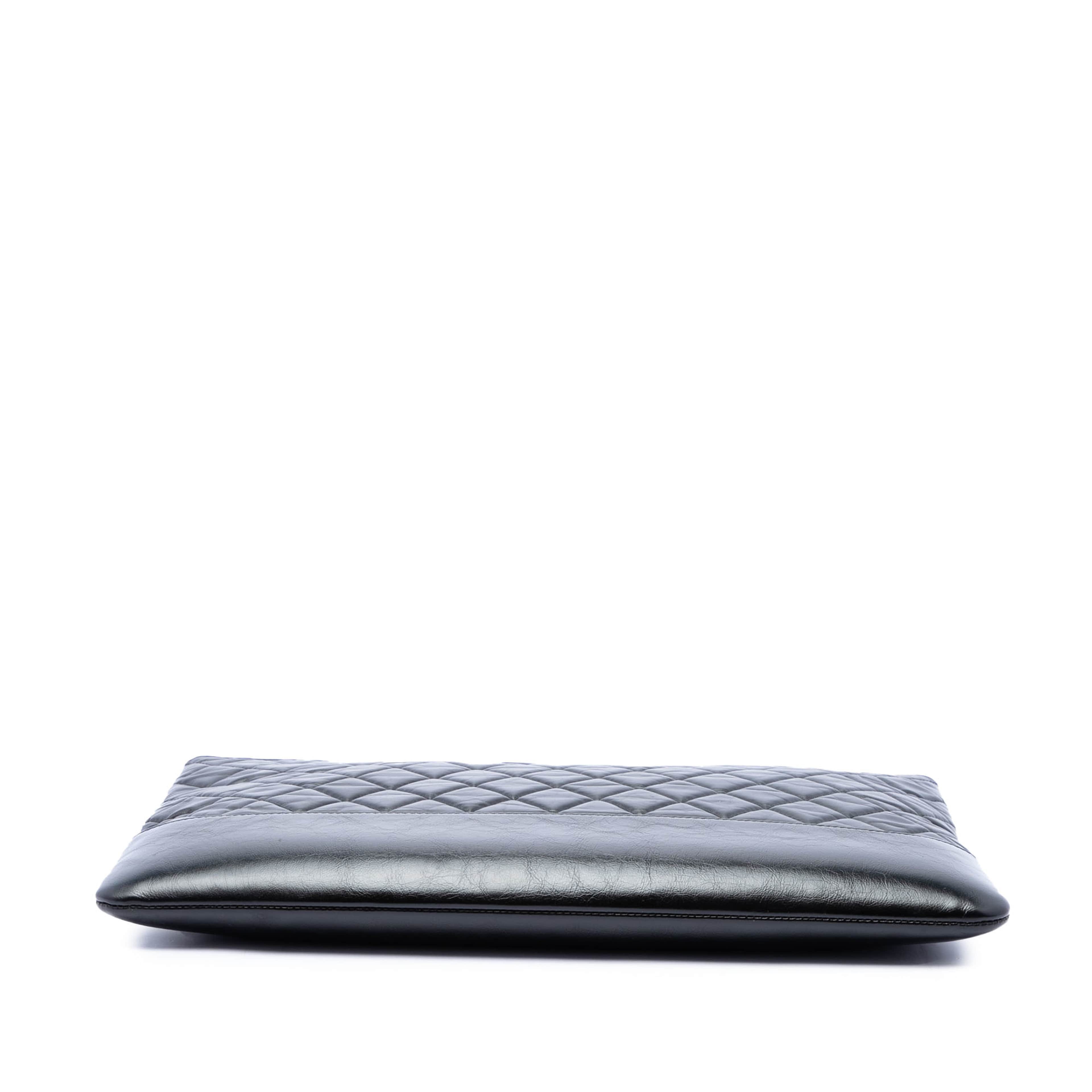 Chanel Large Aged Calfskin Gabrielle O Case Clutch, från Luxclusif, i färgen svart. Klicka för att öppna bilden i stort format