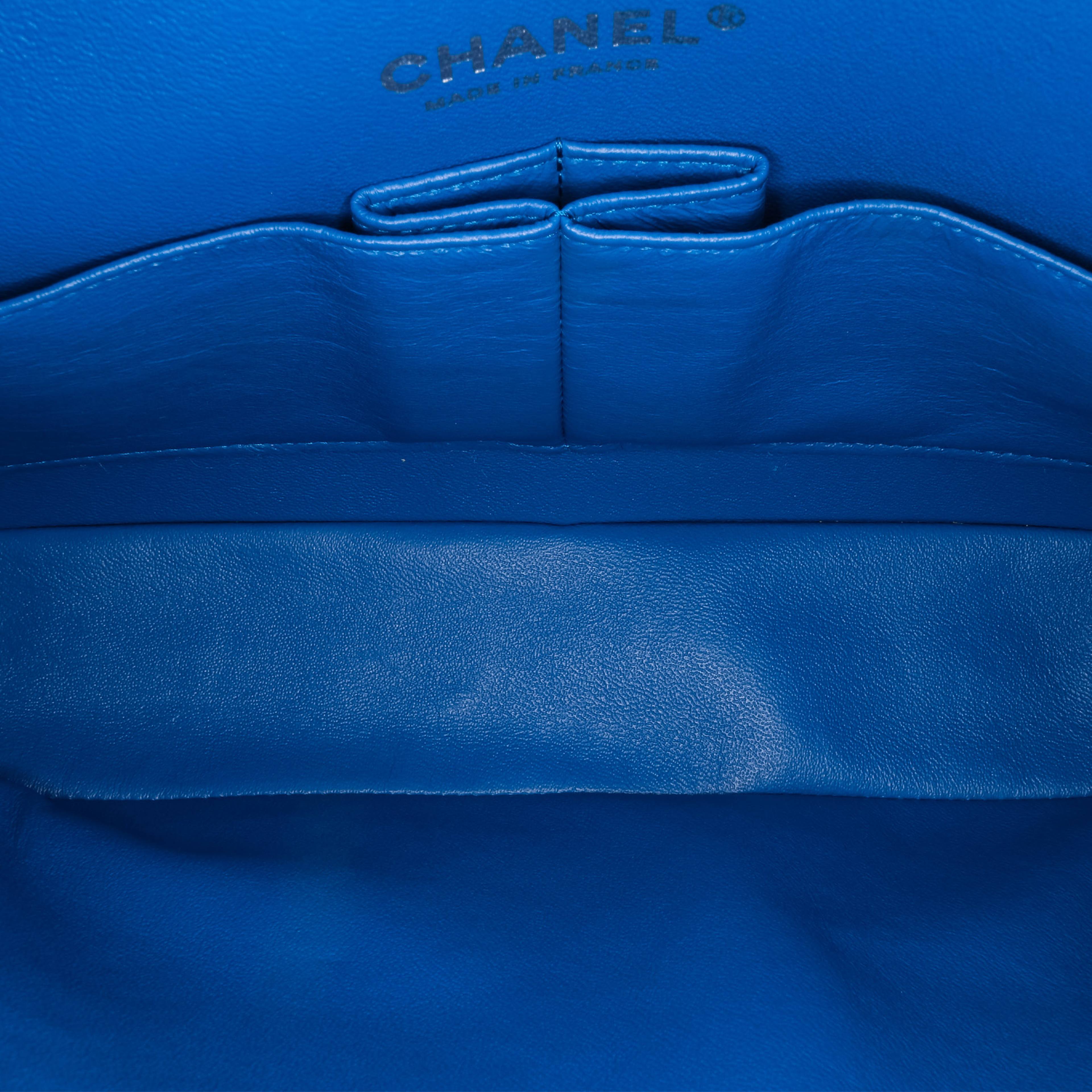Chanel Medium Classic Chevron Caviar Double Flap, från Luxclusif, i färgen blue. Klicka för att öppna bilden i stort format