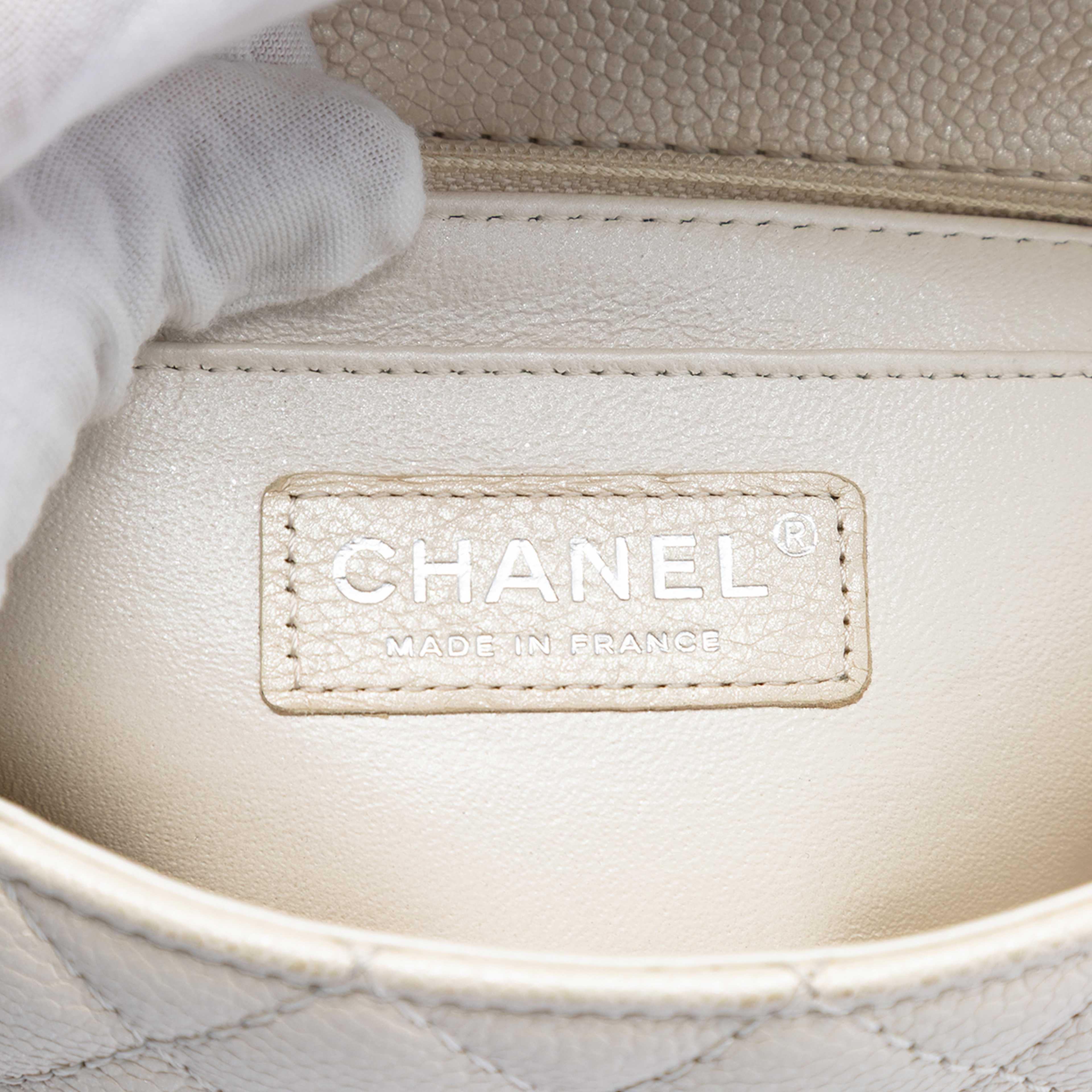 Chanel Mini Rectangular Classic Caviar Single Flap, från Luxclusif, i färgen ivory. Klicka för att öppna bilden i stort format