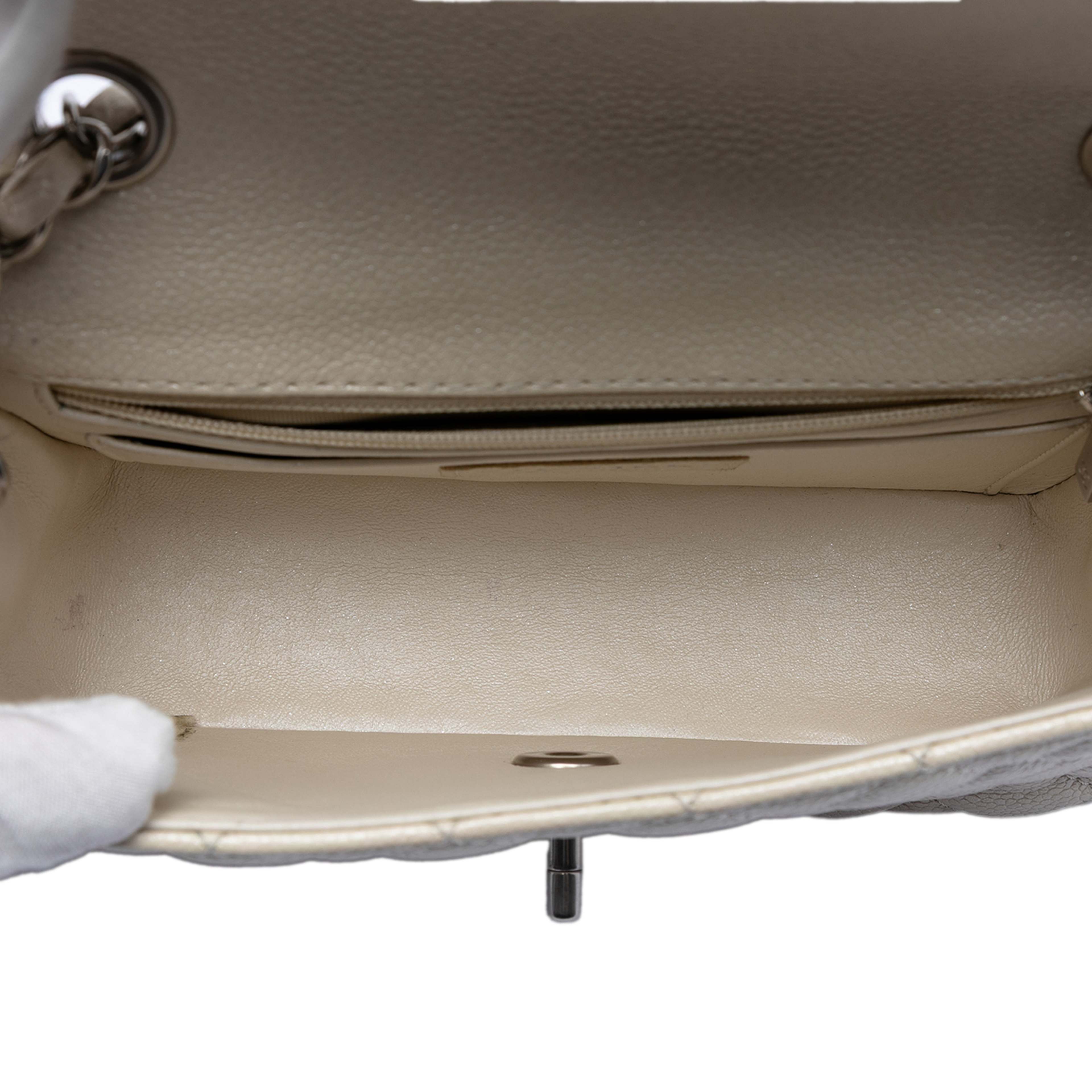 Chanel Mini Rectangular Classic Caviar Single Flap, från Luxclusif, i färgen ivory. Klicka för att öppna bilden i stort format