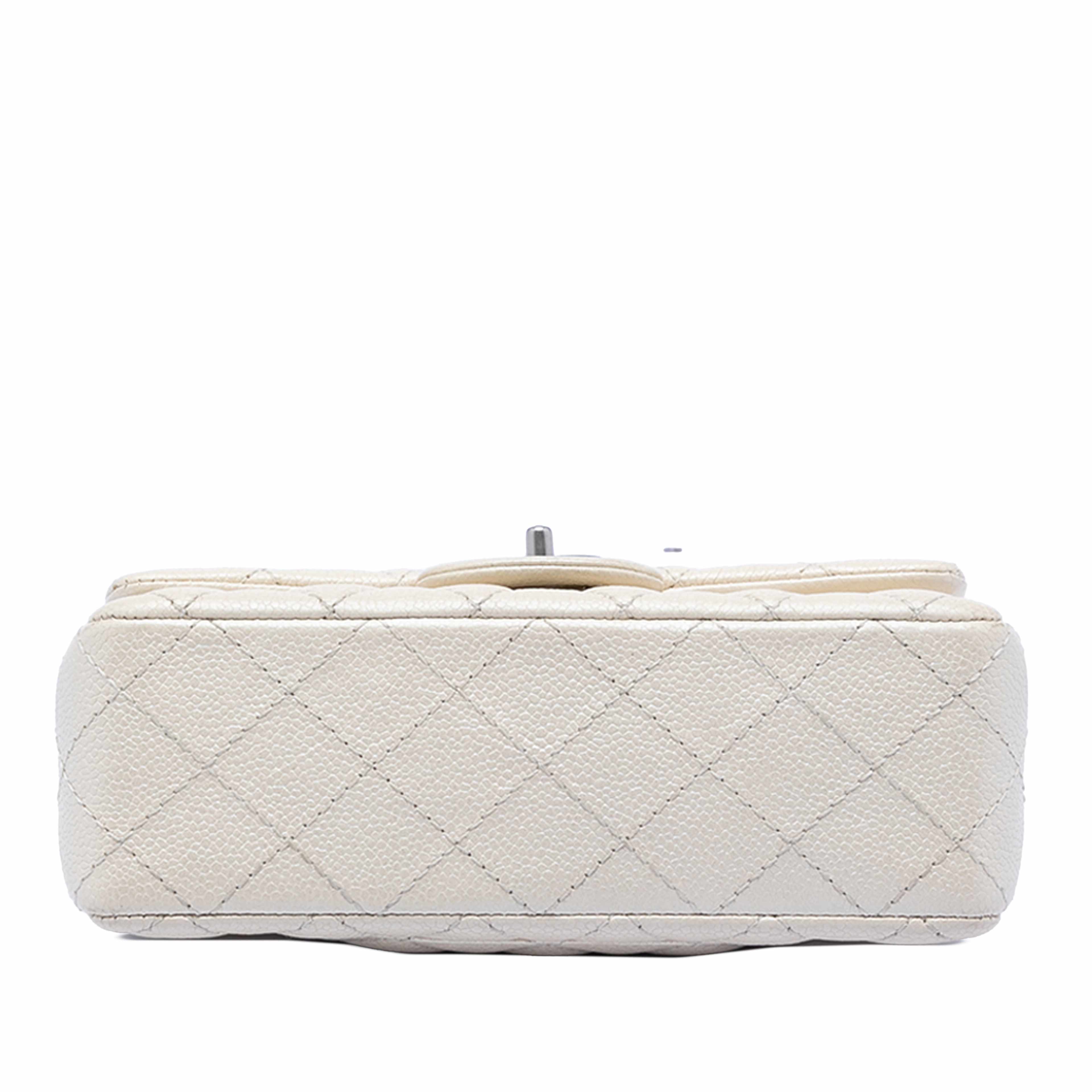 Chanel Mini Rectangular Classic Caviar Single Flap, från Luxclusif, i färgen ivory. Klicka för att öppna bilden i stort format