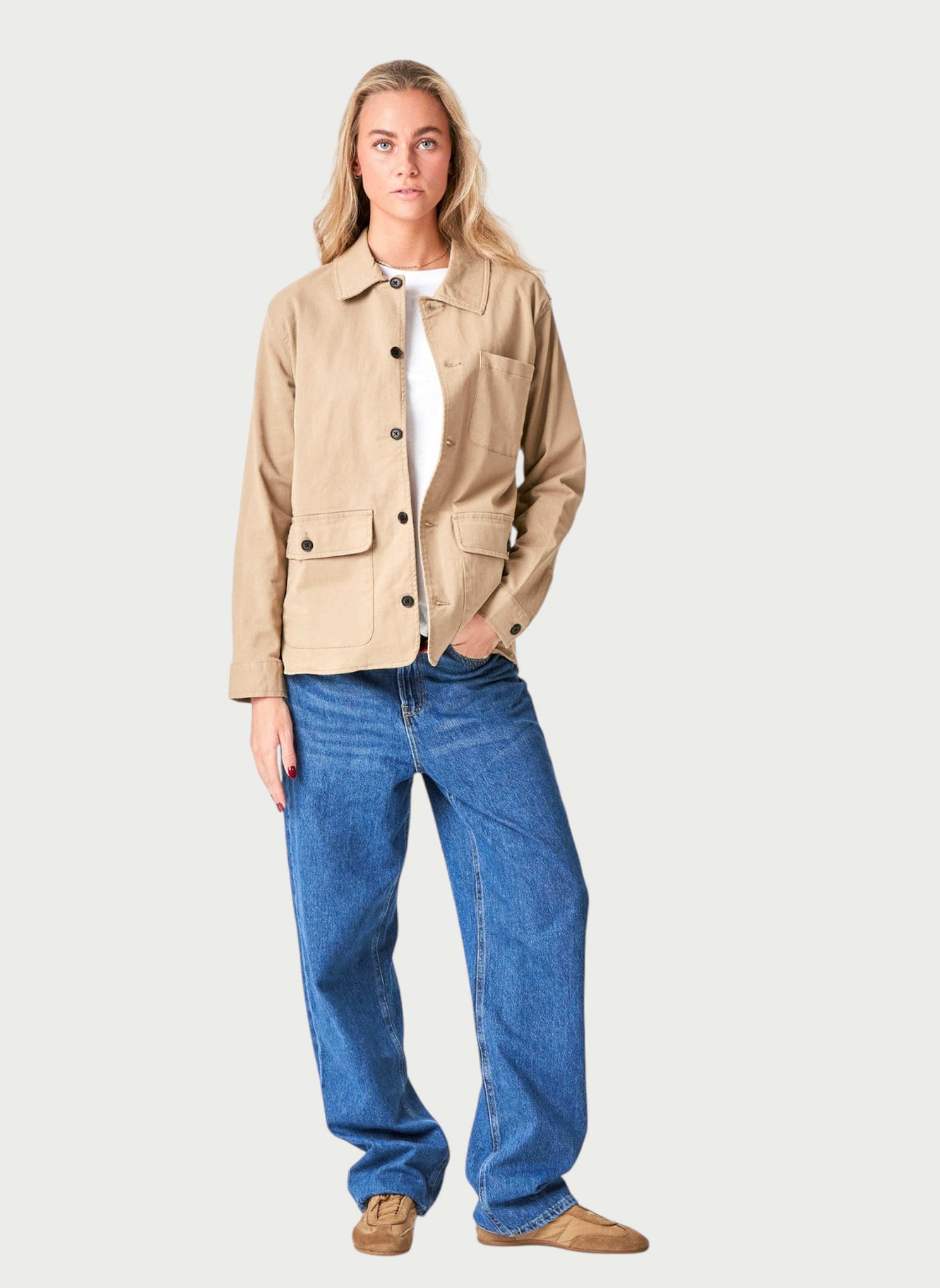 Twill Shacket, från TeeShoppen, i färgen beige. Klicka för att öppna bilden i stort format