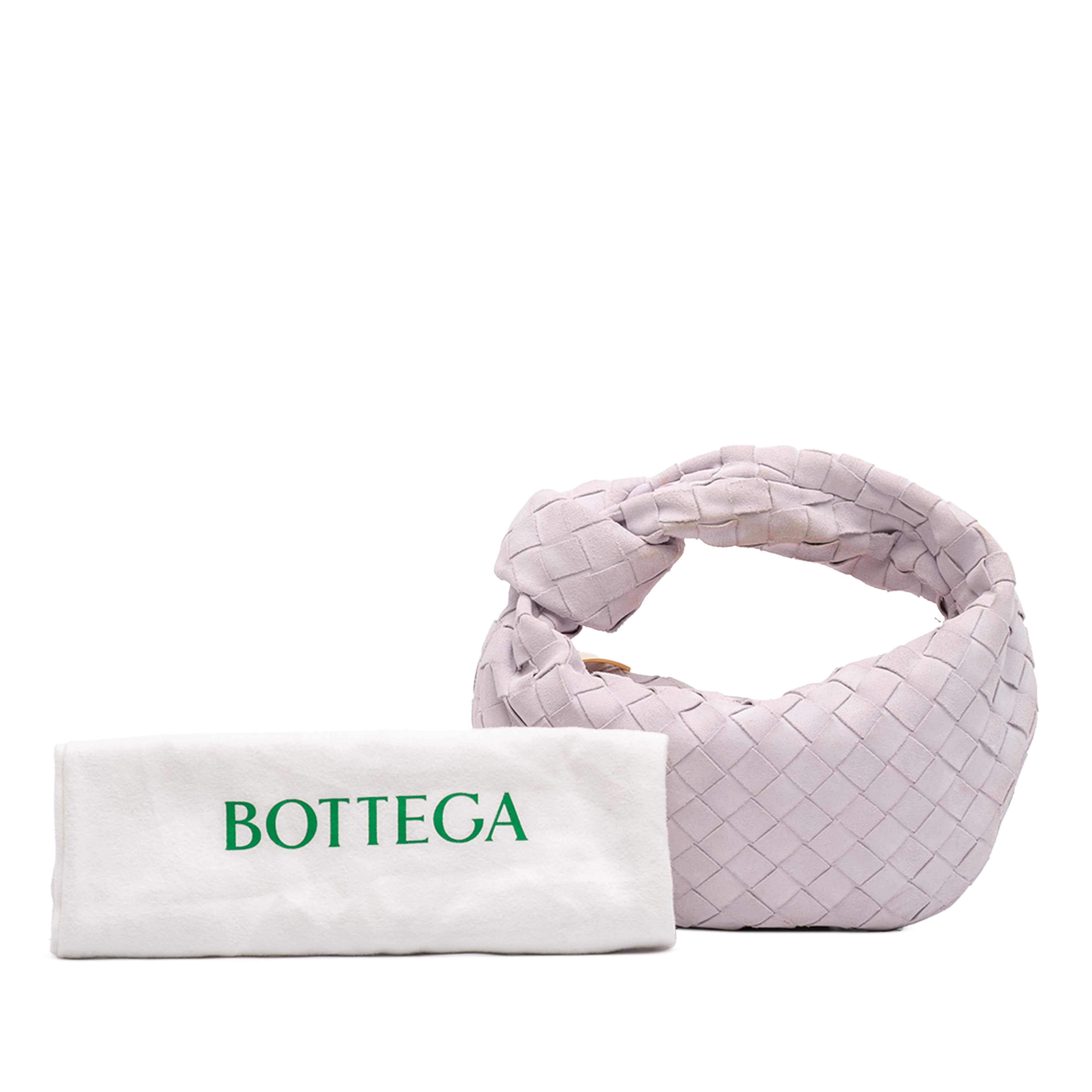 Bottega Veneta Mini Suede Intrecciato Jodie, från Luxclusif, i färgen vit. Klicka för att öppna bilden i stort format