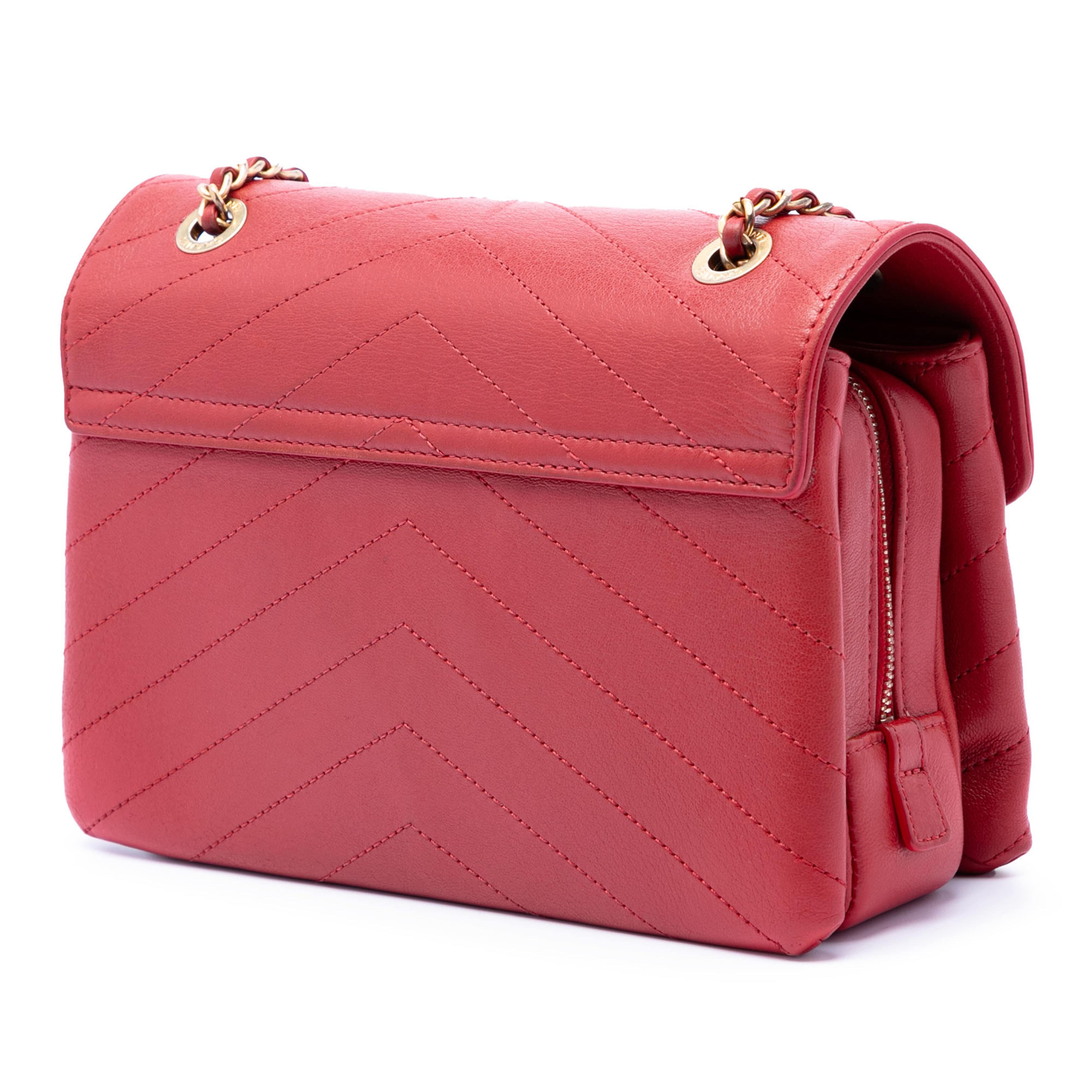 Chanel Small Cc Chevron Calfskin Envelope Flap, från Luxclusif, i färgen röd. Klicka för att öppna bilden i stort format