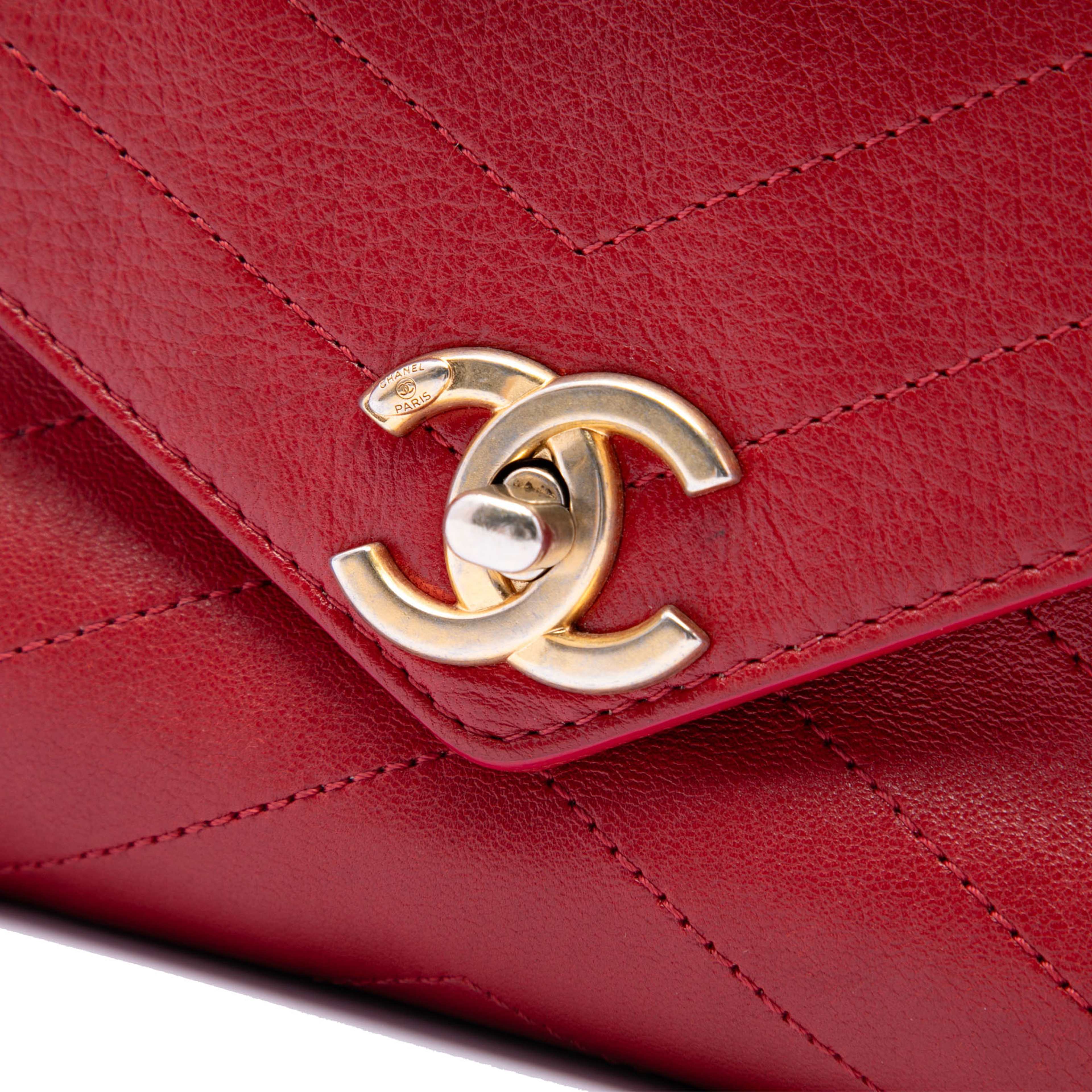 Chanel Small Cc Chevron Calfskin Envelope Flap, från Luxclusif, i färgen red. Klicka för att öppna bilden i stort format