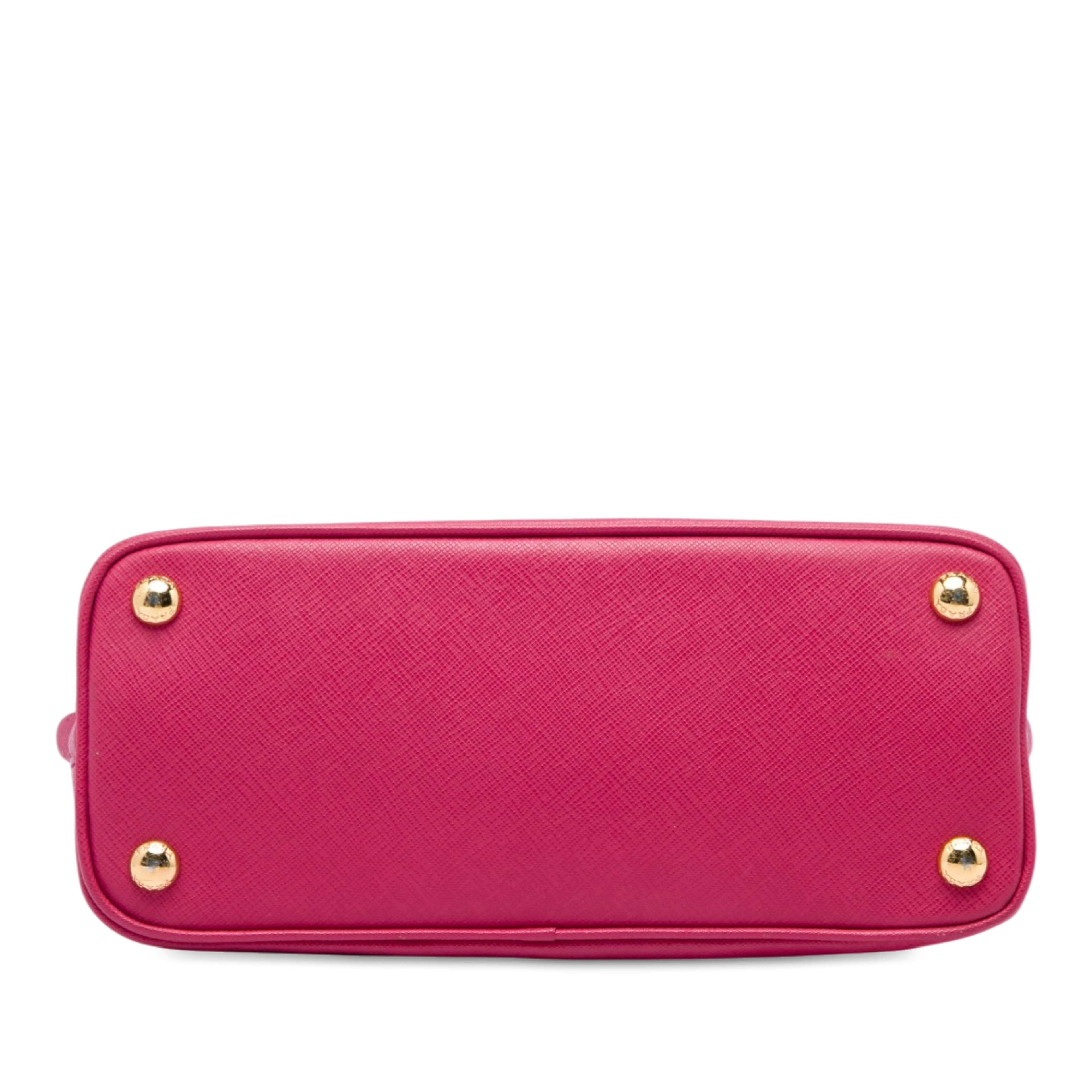 Prada Small Saffiano Lux Promenade Satchel, från Luxclusif, i färgen rosa. Klicka för att öppna bilden i stort format