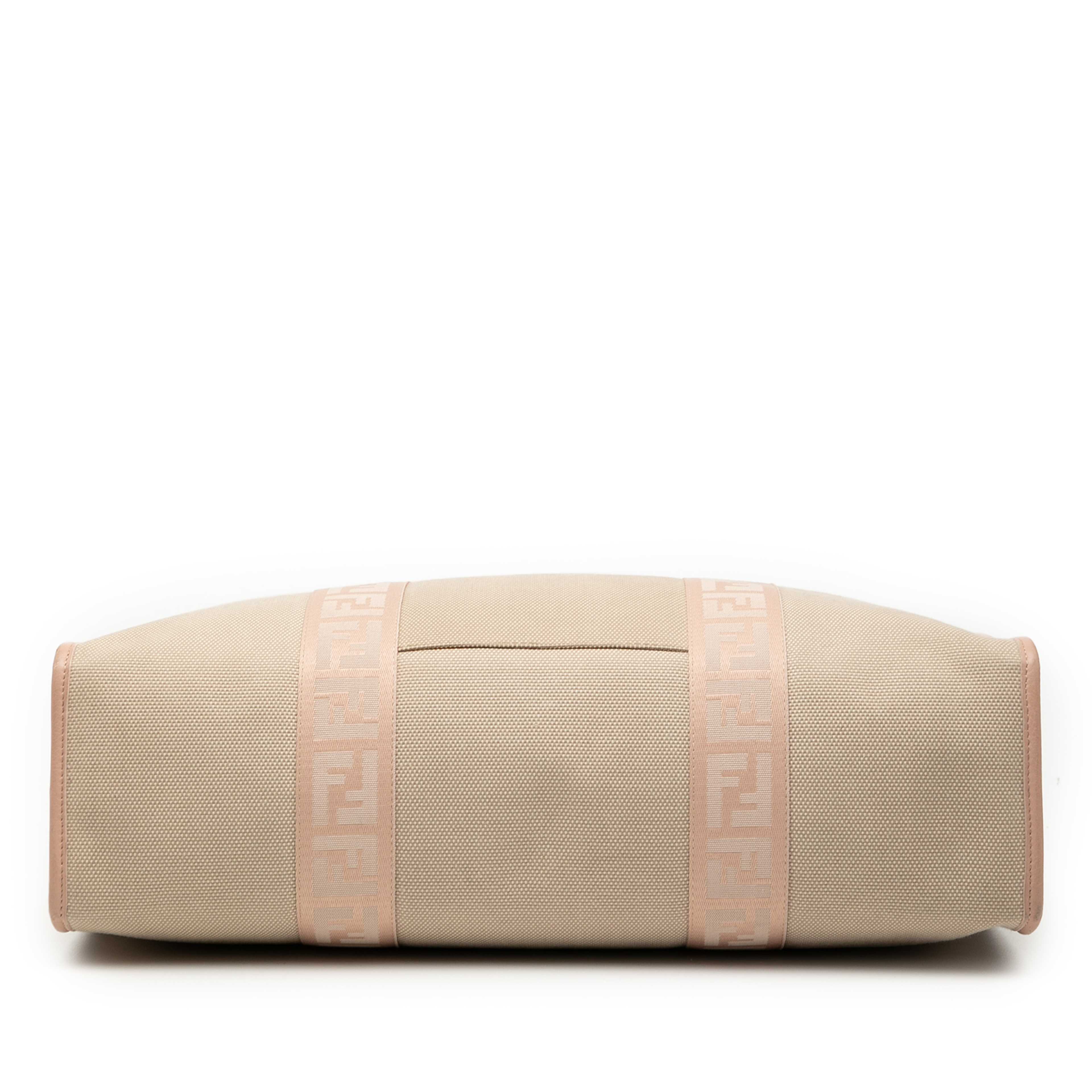 Fendi Zucca Trimmed Canvas Tote, från Luxclusif, i färgen beige. Klicka för att öppna bilden i stort format