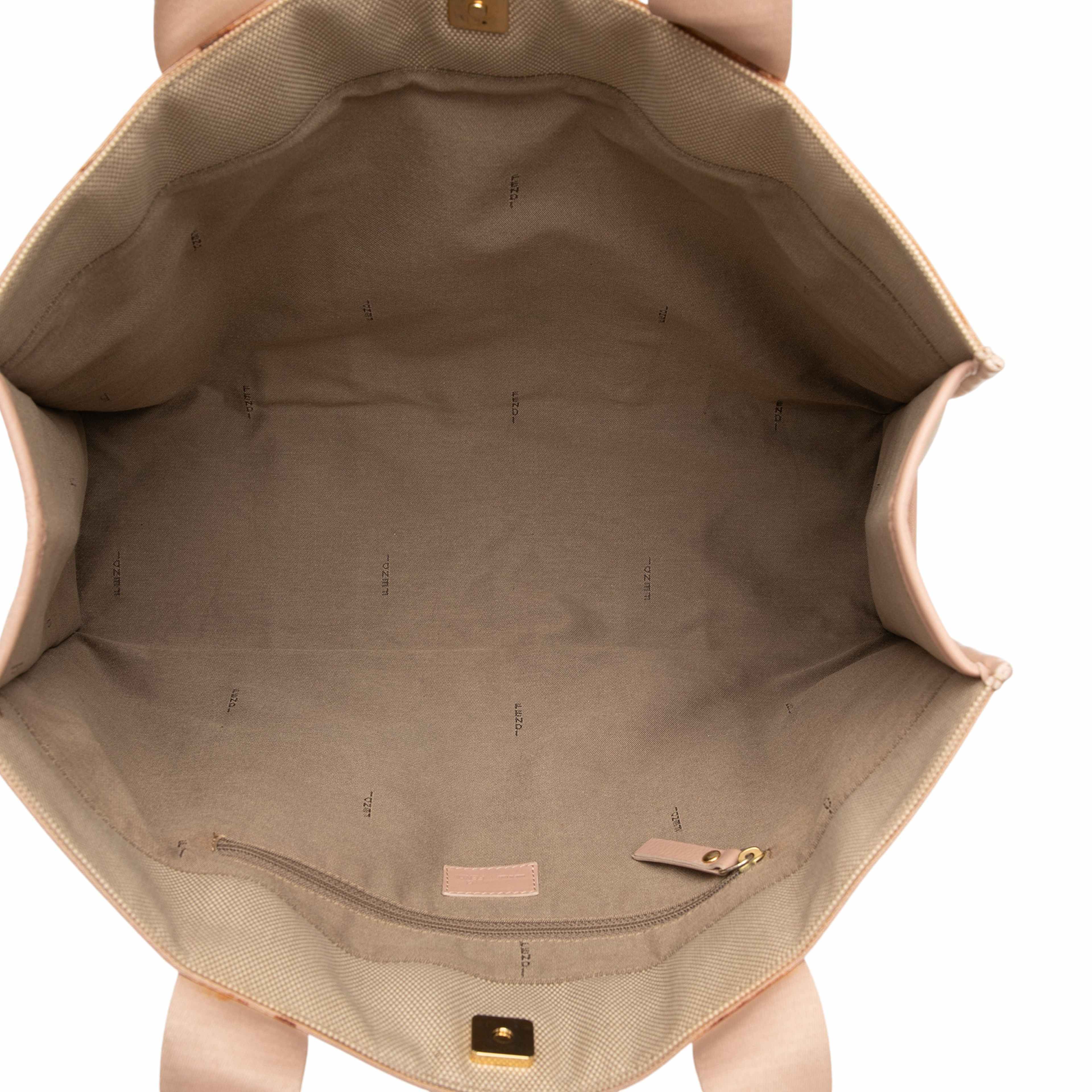 Fendi Zucca Trimmed Canvas Tote, från Luxclusif, i färgen beige. Klicka för att öppna bilden i stort format