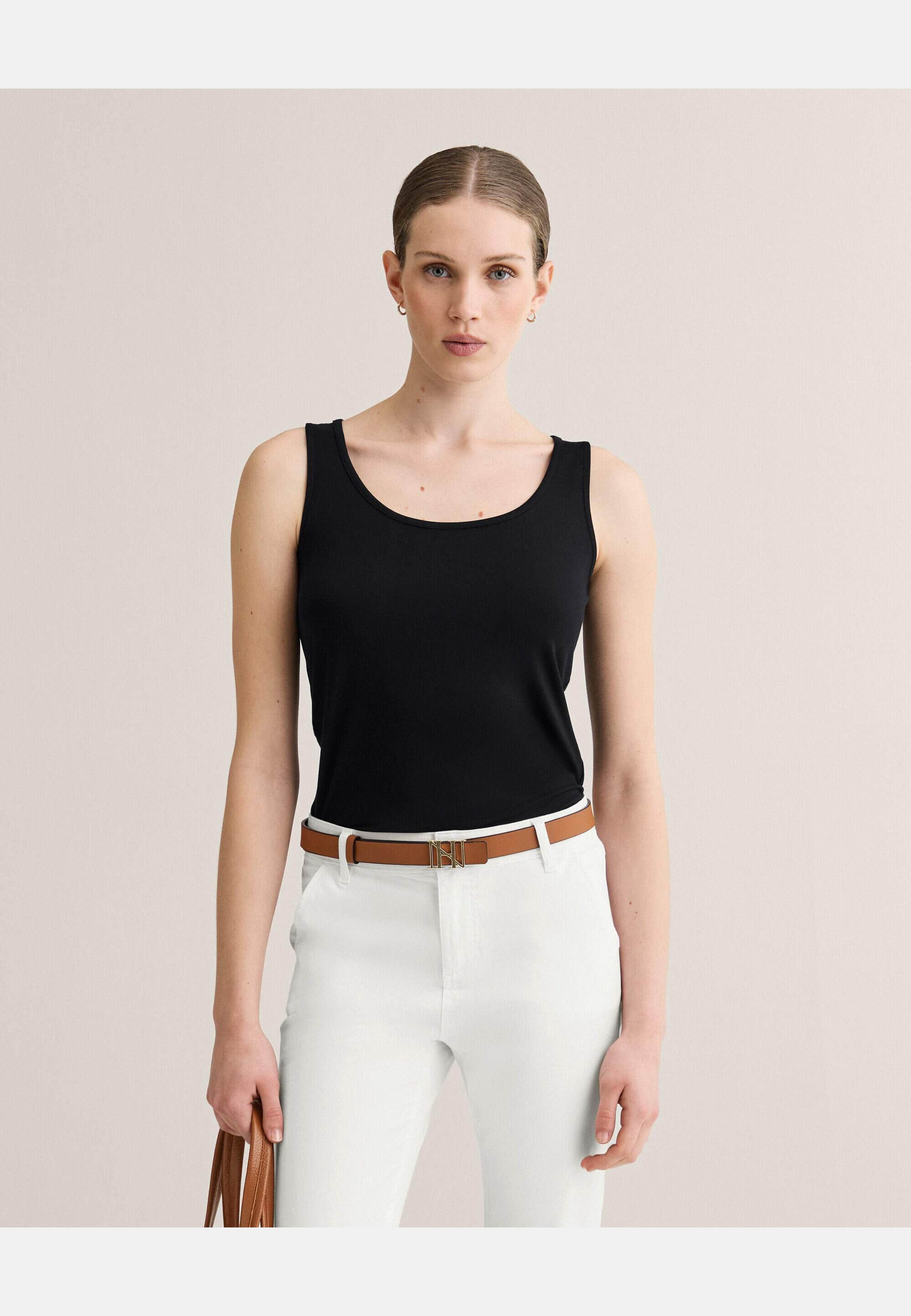 Alexandra Tank Top, från Newhouse, i färgen svart. Klicka för att öppna bilden i stort format