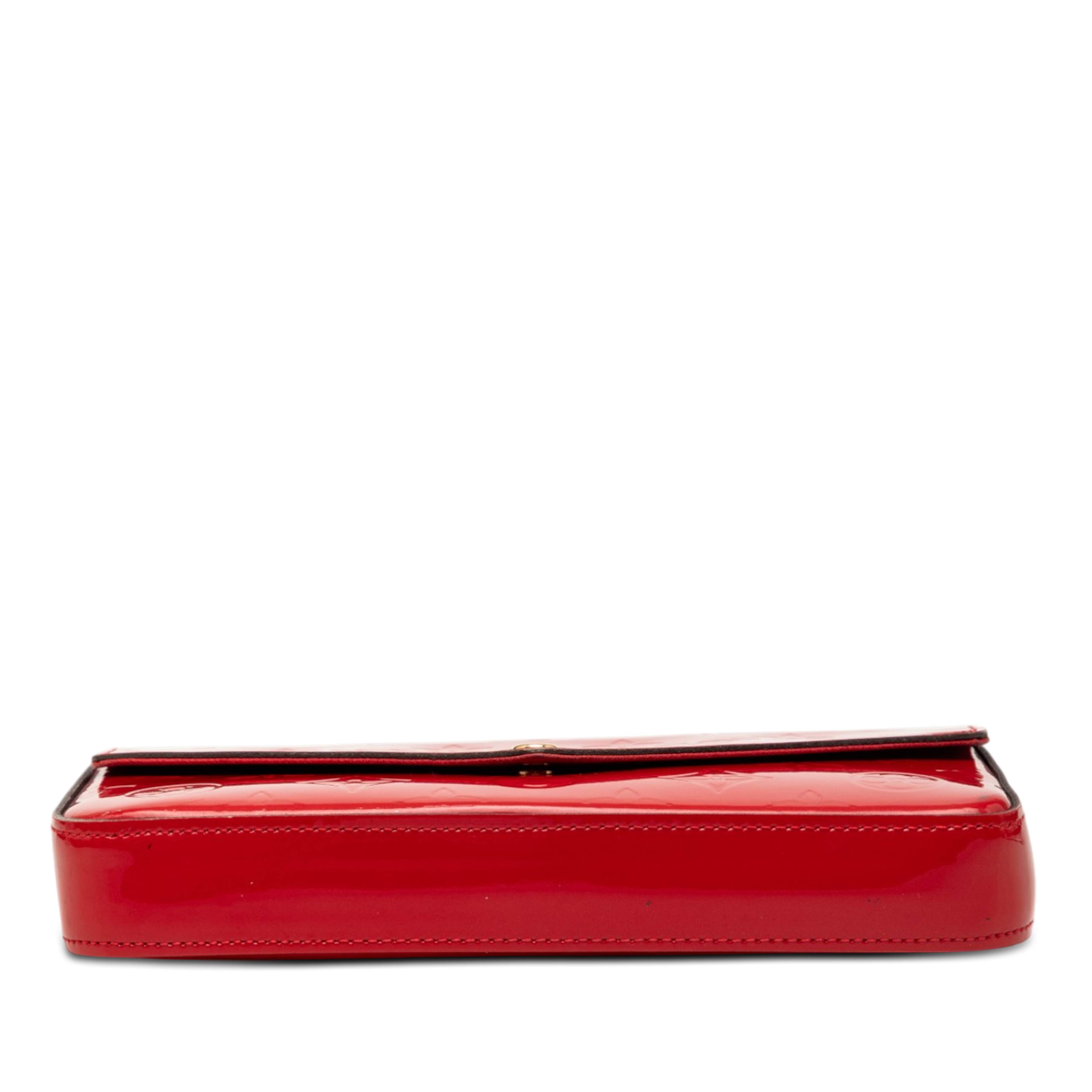 Louis Vuitton Monogram Vernis Pochette Felicie, från Luxclusif, i färgen red. Klicka för att öppna bilden i stort format