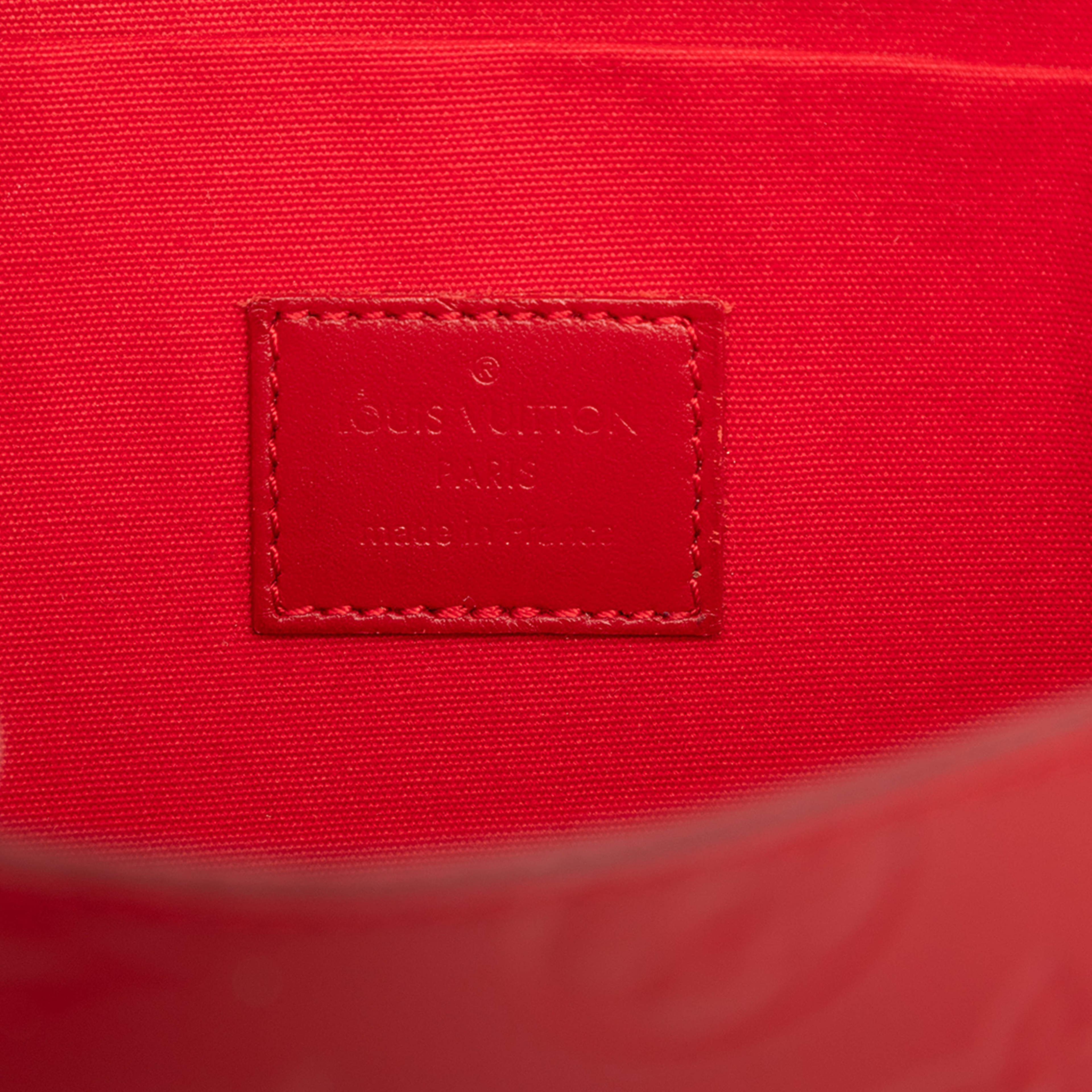 Louis Vuitton Monogram Vernis Pochette Felicie, från Luxclusif, i färgen red. Klicka för att öppna bilden i stort format
