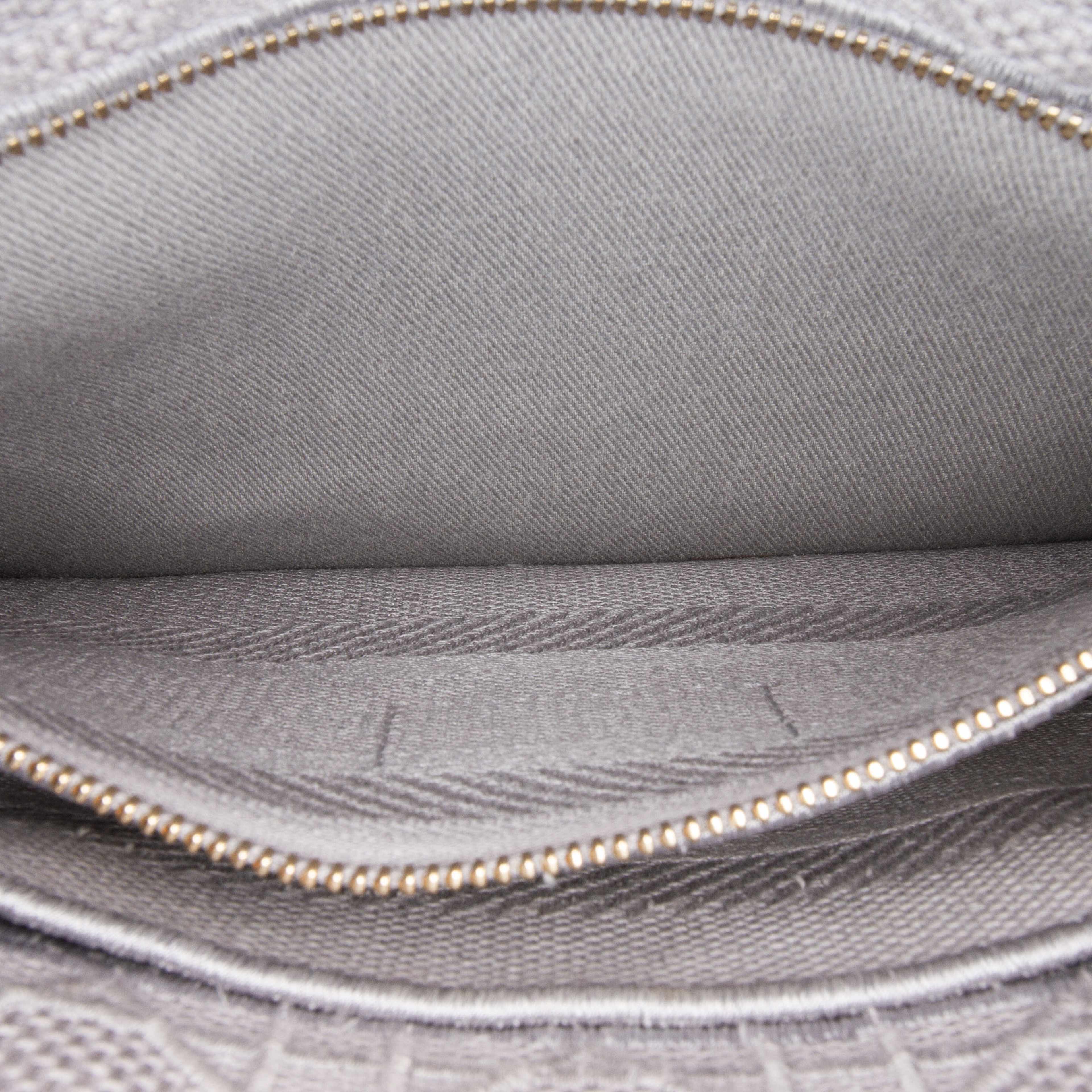 Dior Medium Canvas Cannage Lady D Lite, från Luxclusif, i färgen light gray.