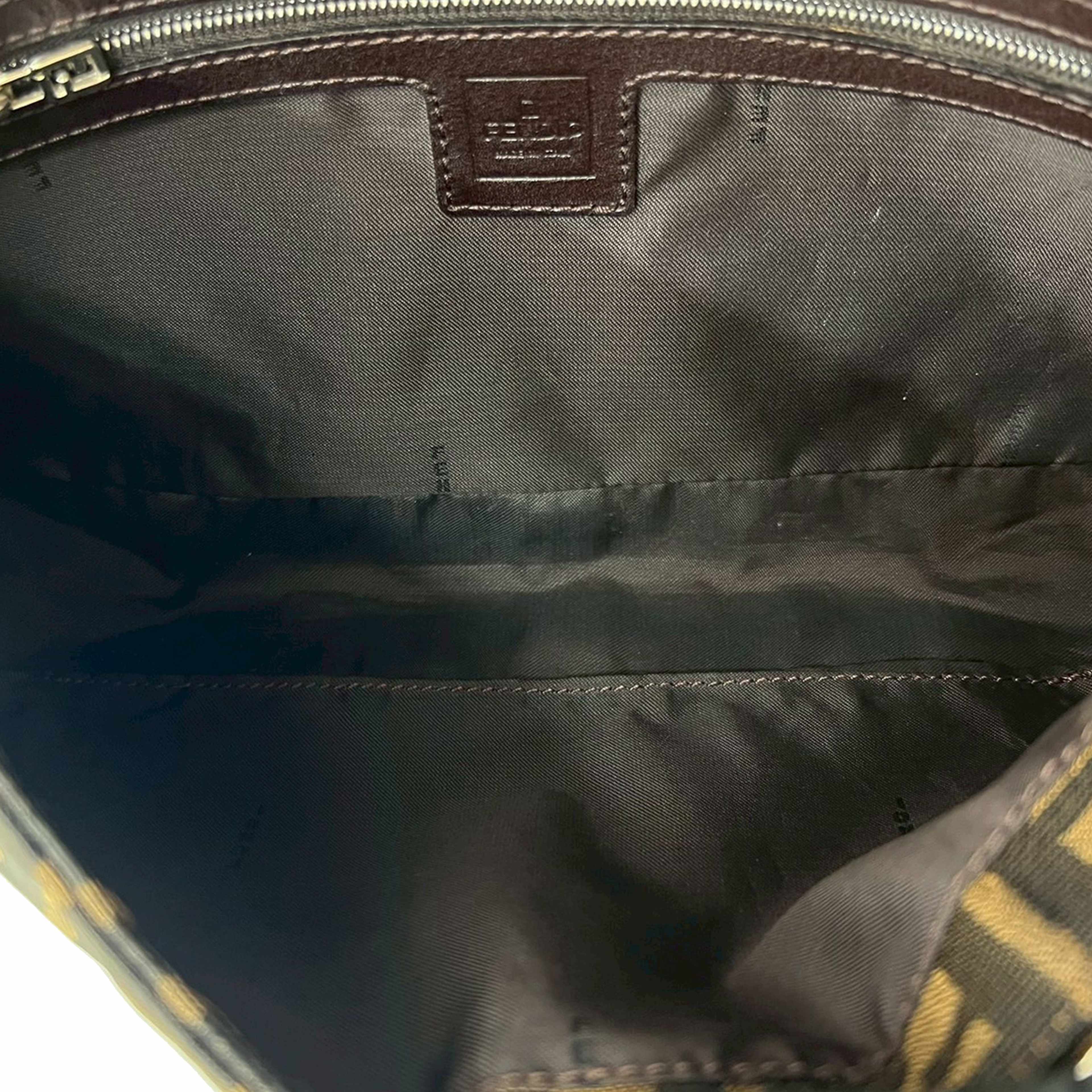 Fendi Zucca Canvas Shoulder Bag, från Luxclusif, i färgen brown. Klicka för att öppna bilden i stort format