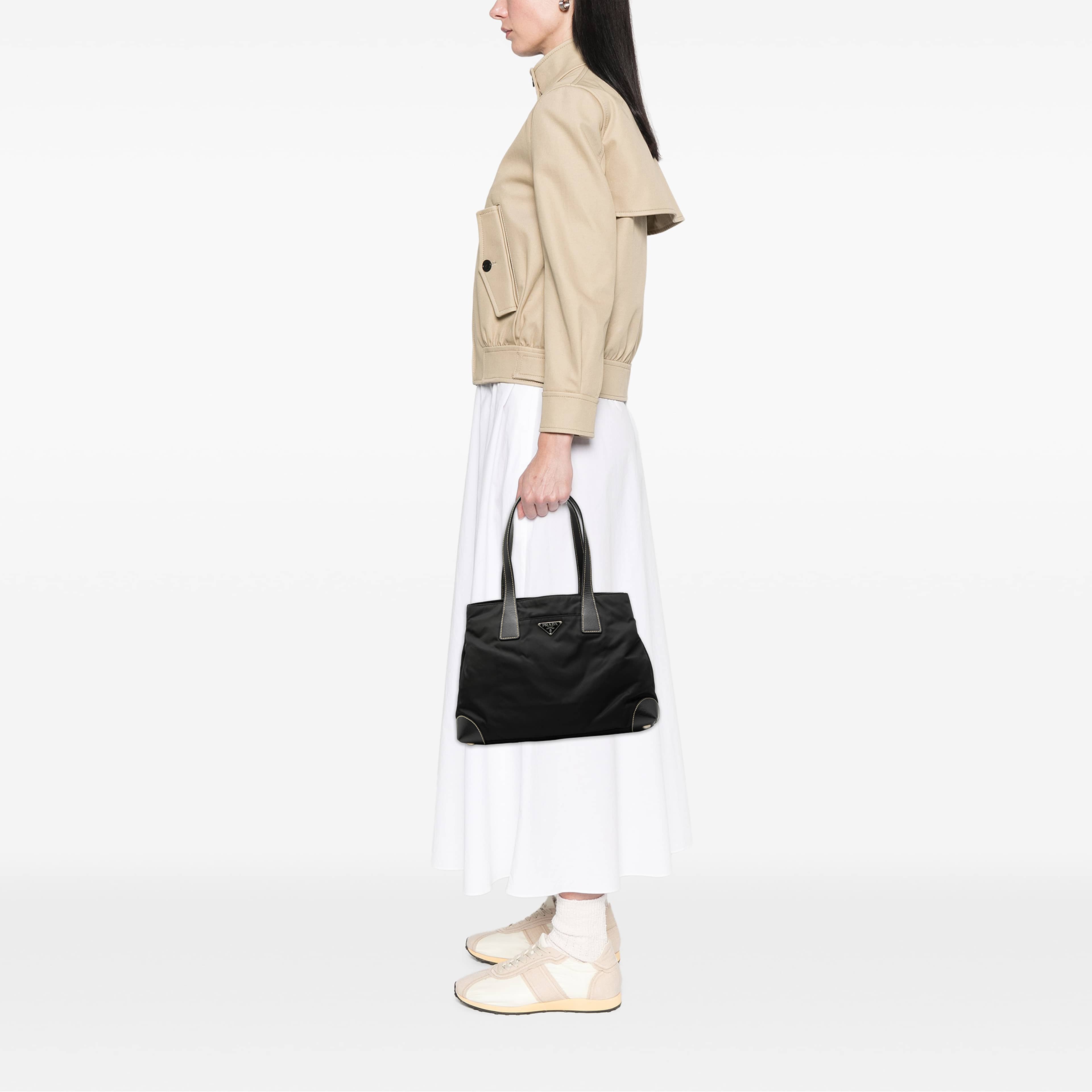Prada Saffiano Trimmed Tessuto Shopper Tote, från Luxclusif, i färgen svart. Klicka för att öppna bilden i stort format