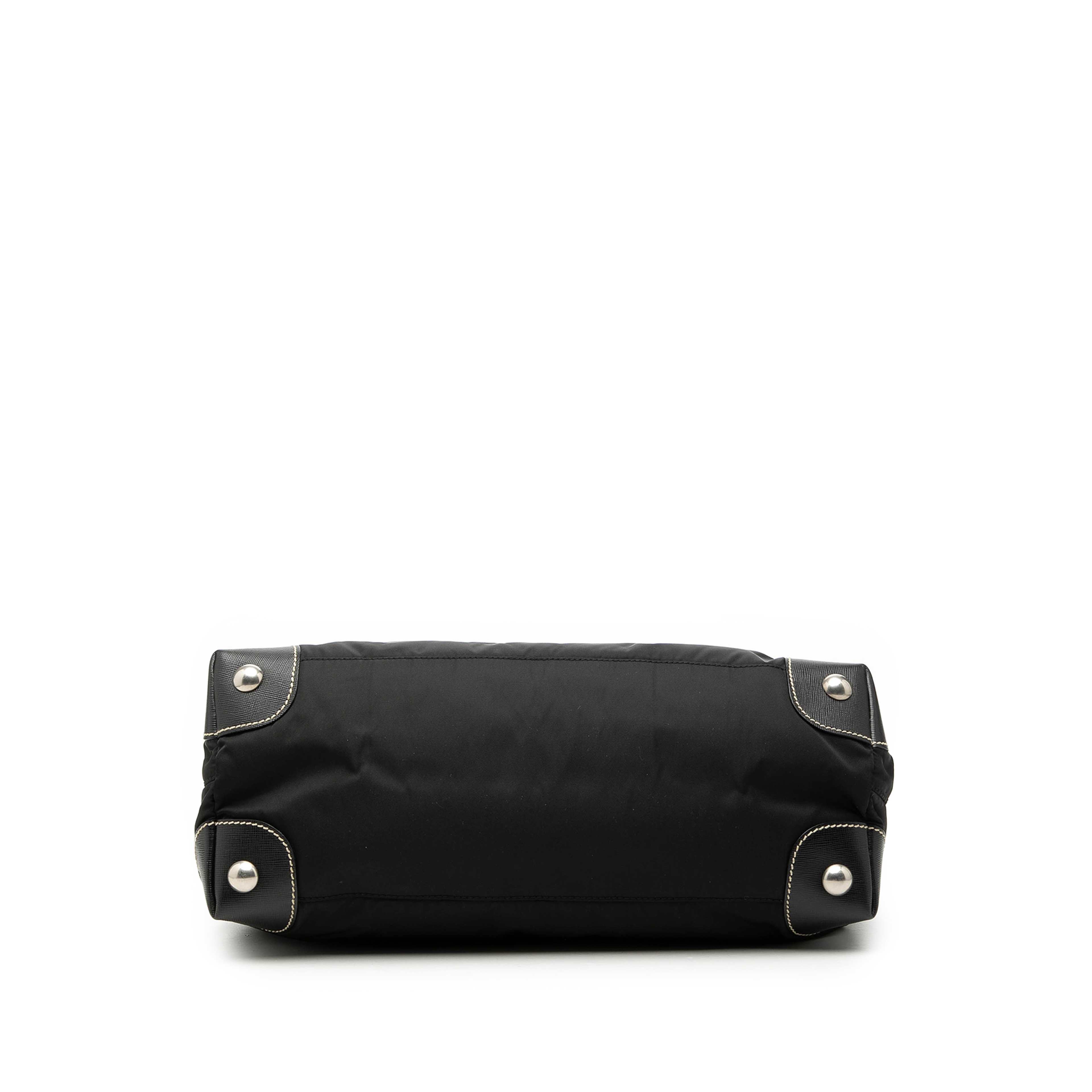 Prada Saffiano Trimmed Tessuto Shopper Tote, från Luxclusif, i färgen black. Klicka för att öppna bilden i stort format
