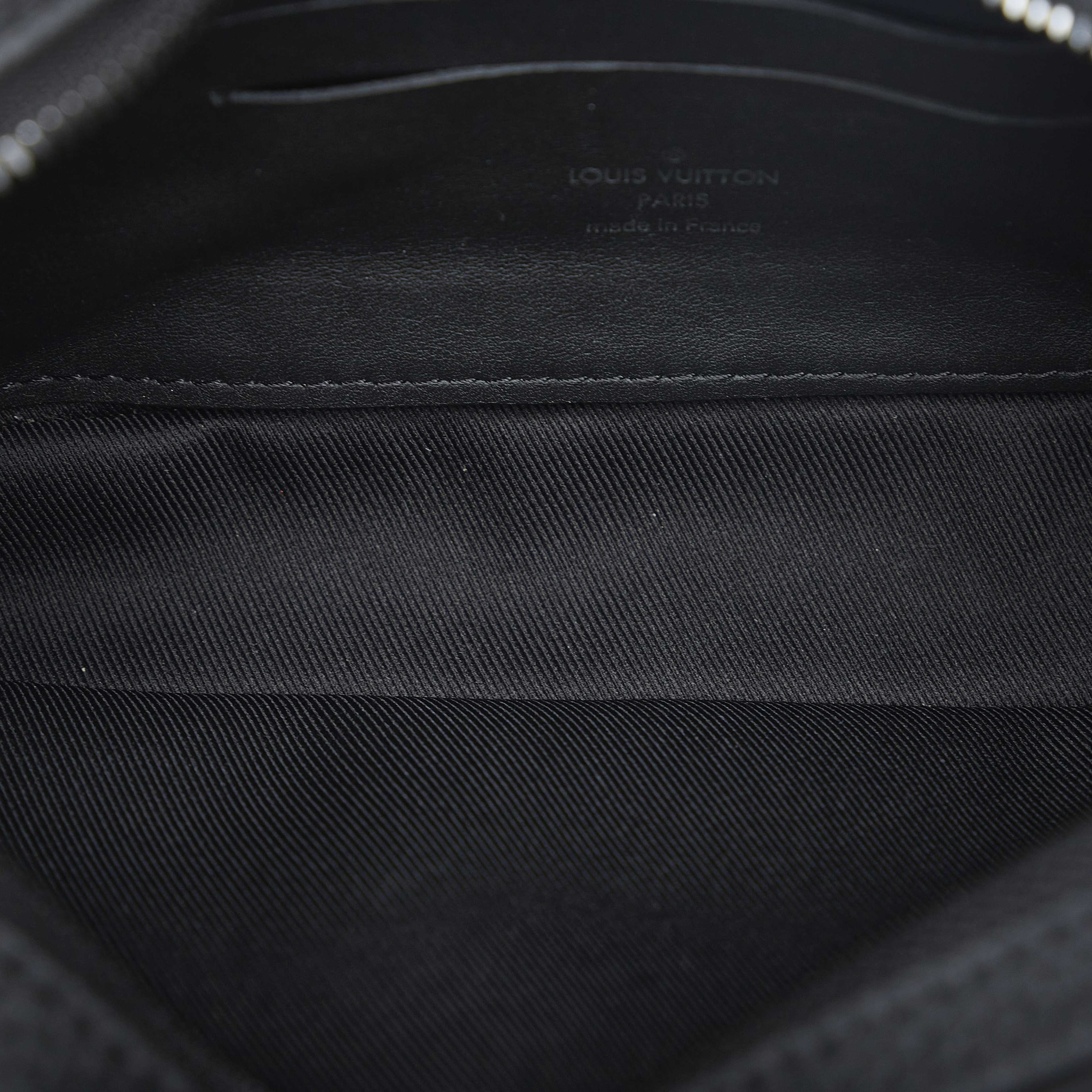 Louis Vuitton Monogram Taurillon Pochette Volga, från Luxclusif, i färgen dark gray. Klicka för att öppna bilden i stort format