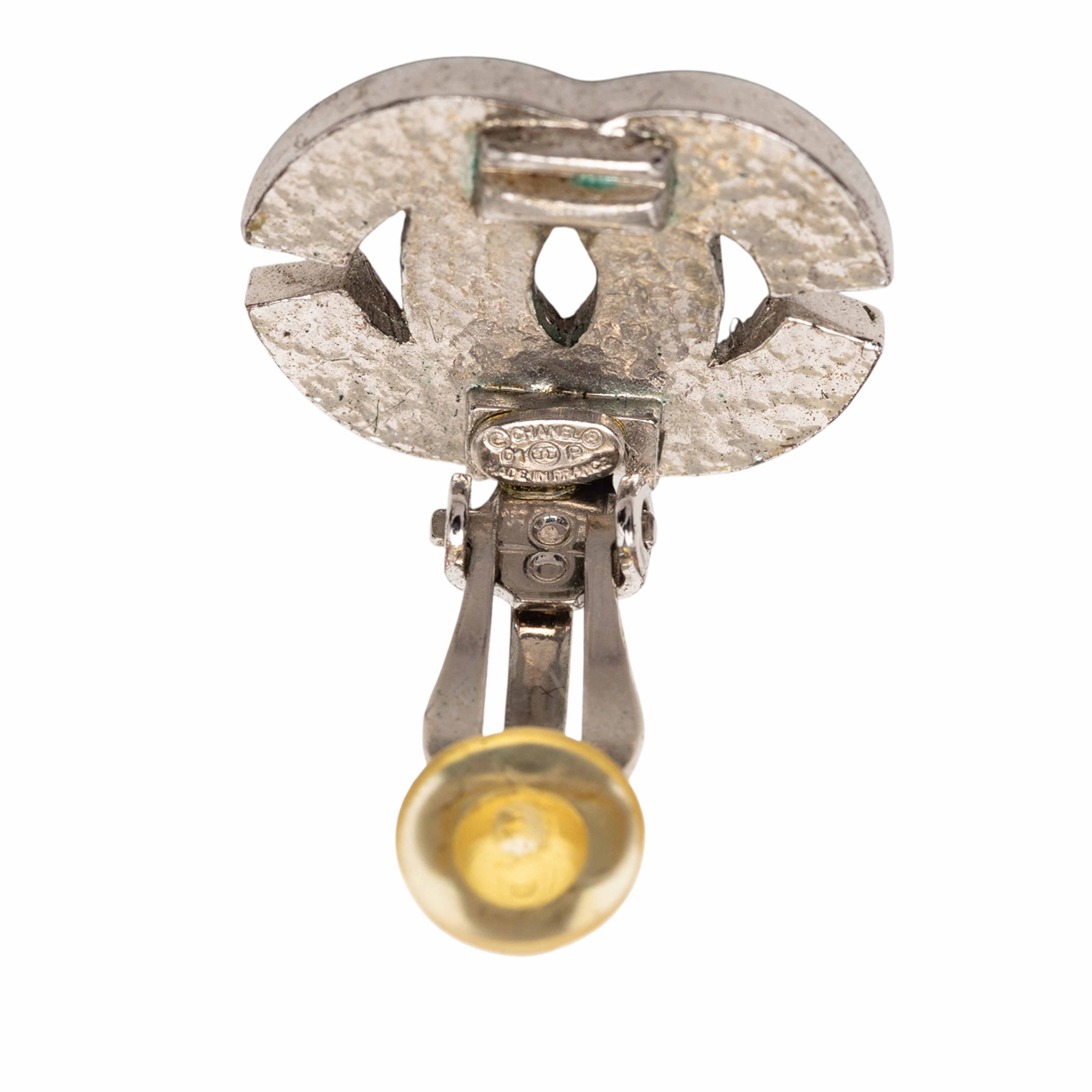 Chanel Cc Silver Plated Rhinestone Clip On Earrings, från Luxclusif, i färgen silver. Klicka för att öppna bilden i stort format