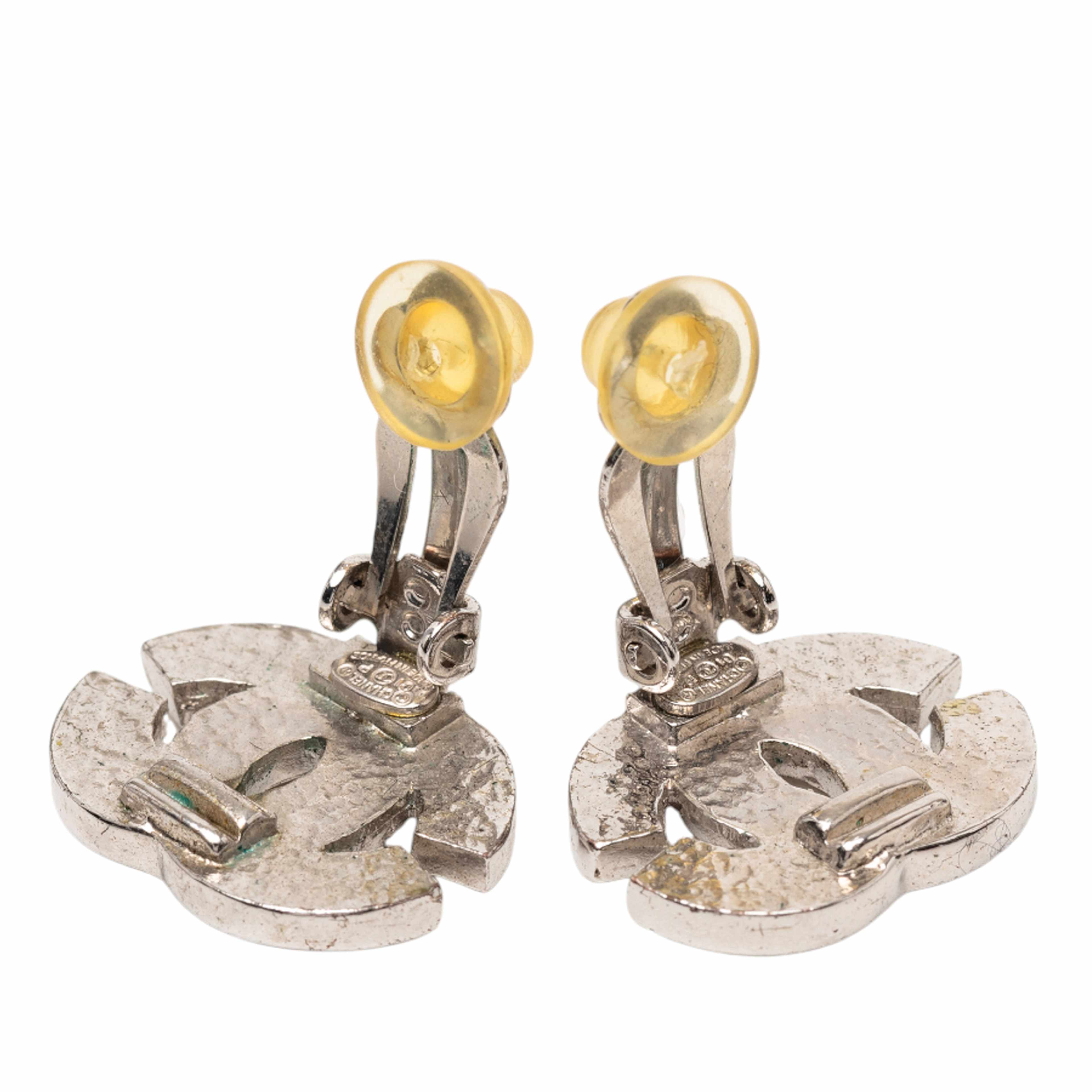 Chanel Cc Silver Plated Rhinestone Clip On Earrings, från Luxclusif, i färgen silver. Klicka för att öppna bilden i stort format