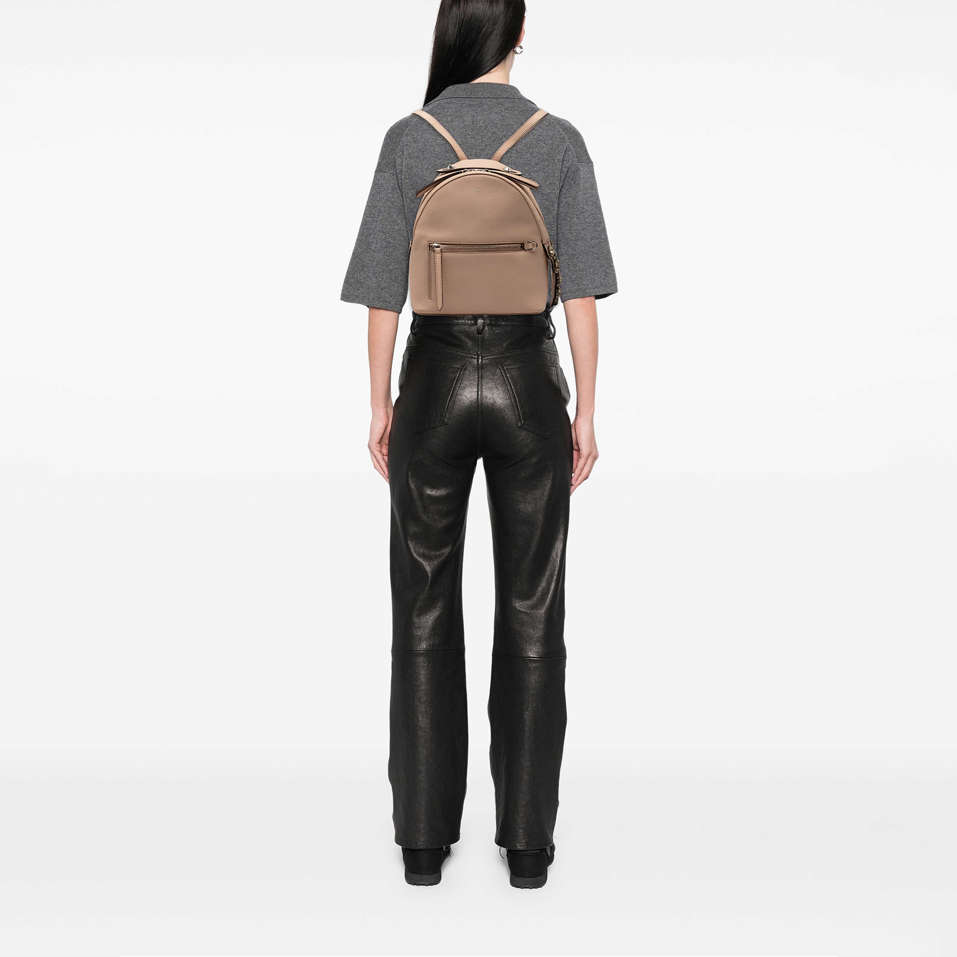 Fendi Mini Leather By The Way Backpack, från Luxclusif, i färgen brun. Klicka för att öppna bilden i stort format