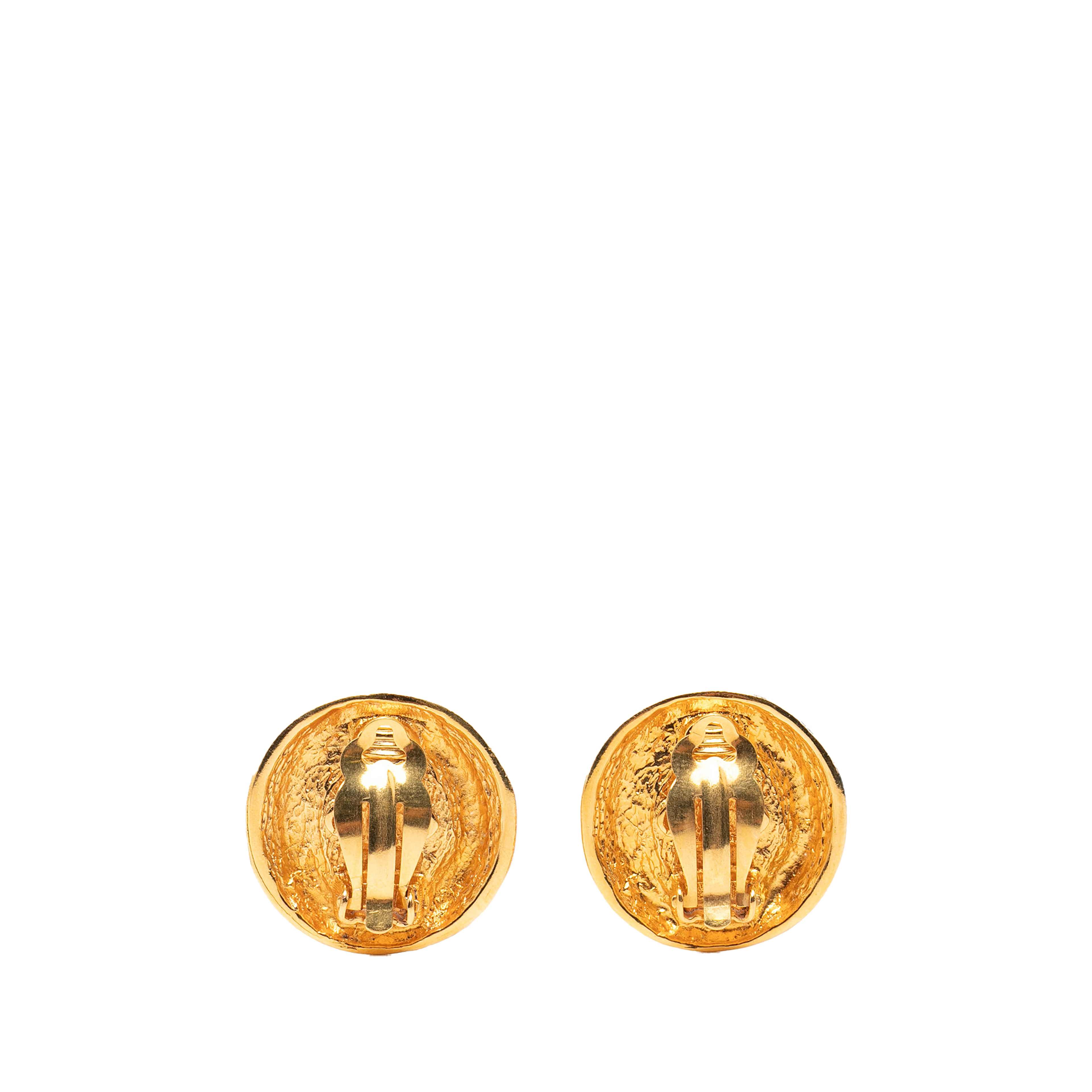 Chanel Gold Plated Cc And Resin Tigers Eye Dome Round Clip On Earrings, från Luxclusif, i färgen gold. Klicka för att öppna bilden i stort format