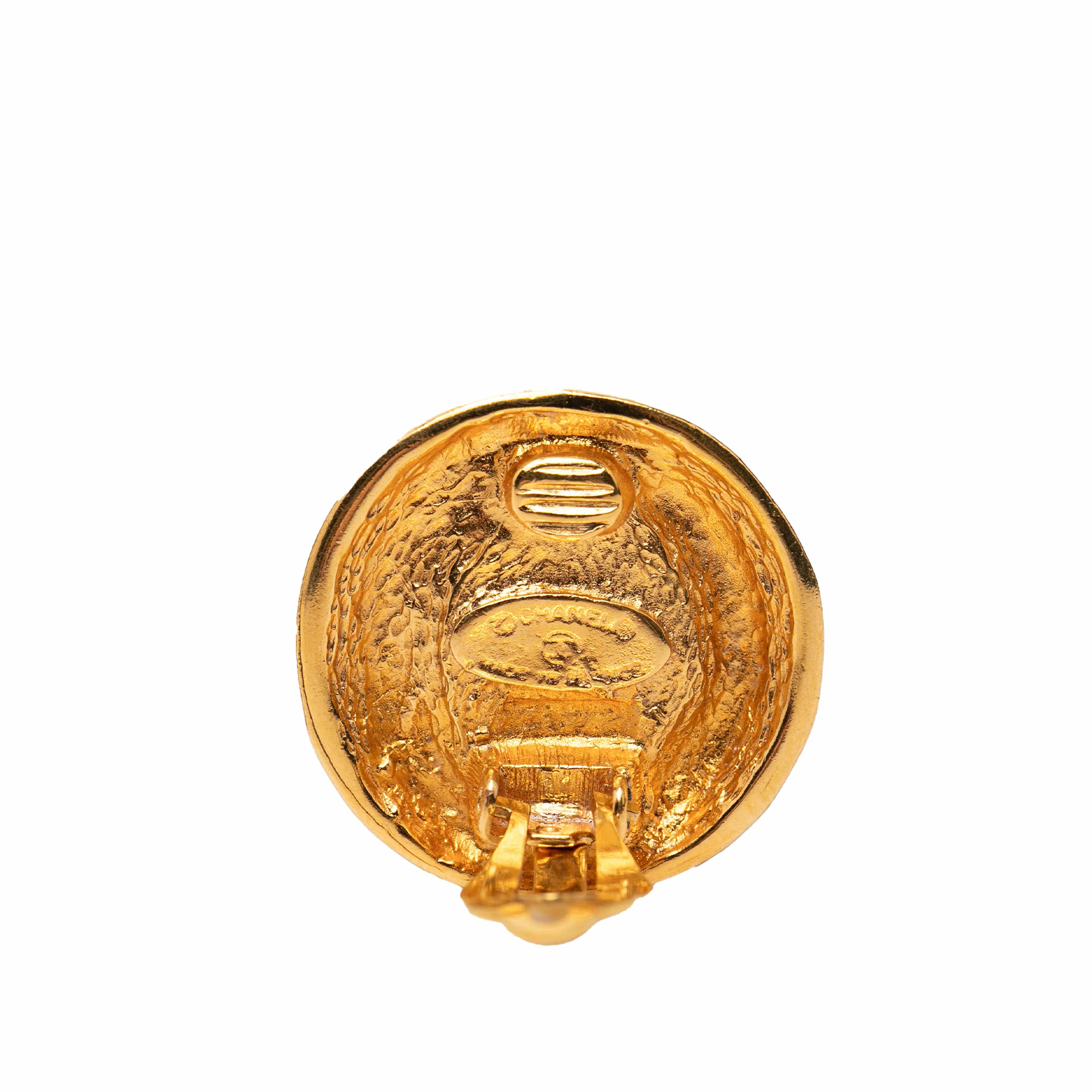 Chanel Gold Plated Cc And Resin Tigers Eye Dome Round Clip On Earrings, från Luxclusif, i färgen gold. Klicka för att öppna bilden i stort format