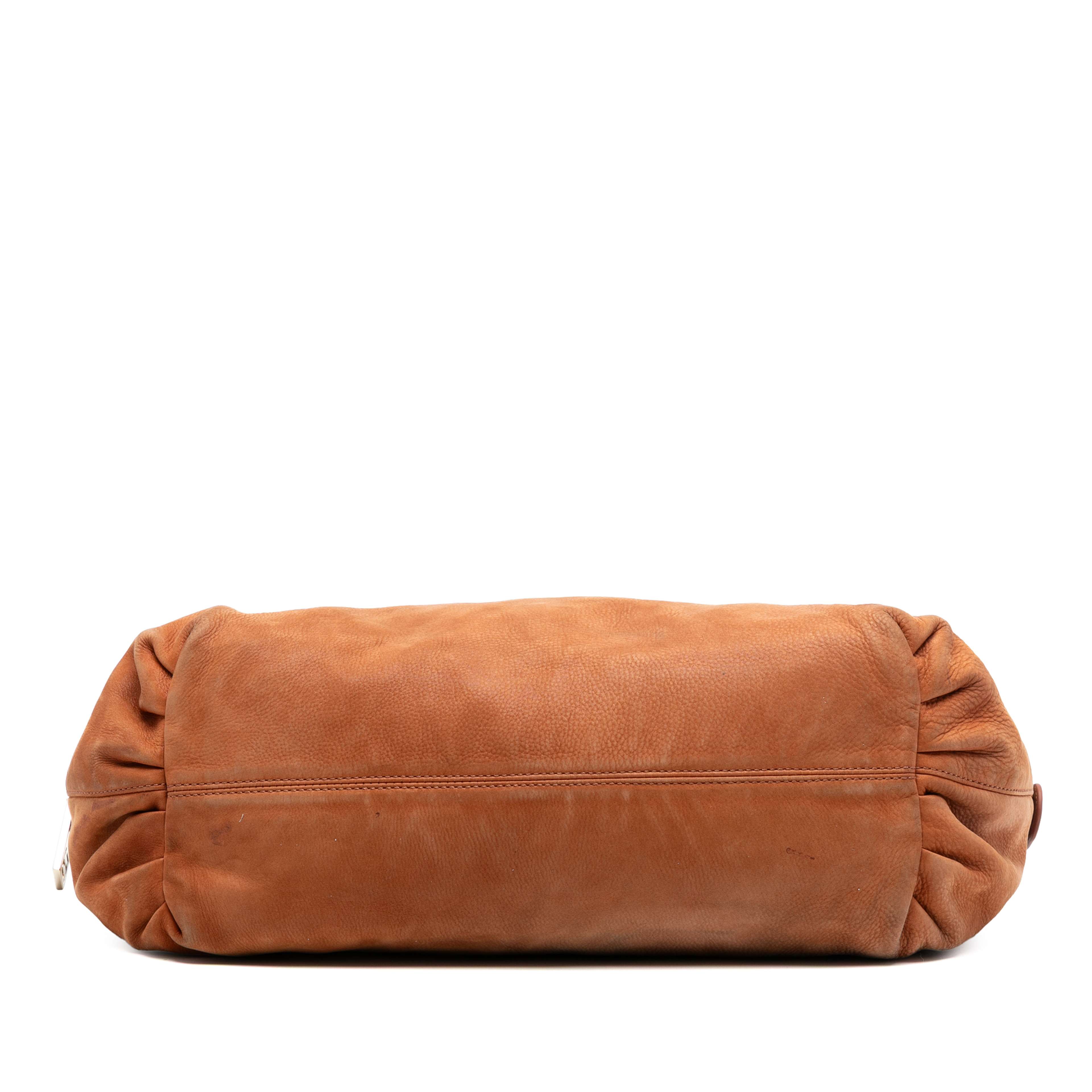 Fendi Medium Ff Nubuck Chains Tote, från Luxclusif, i färgen brown. Klicka för att öppna bilden i stort format