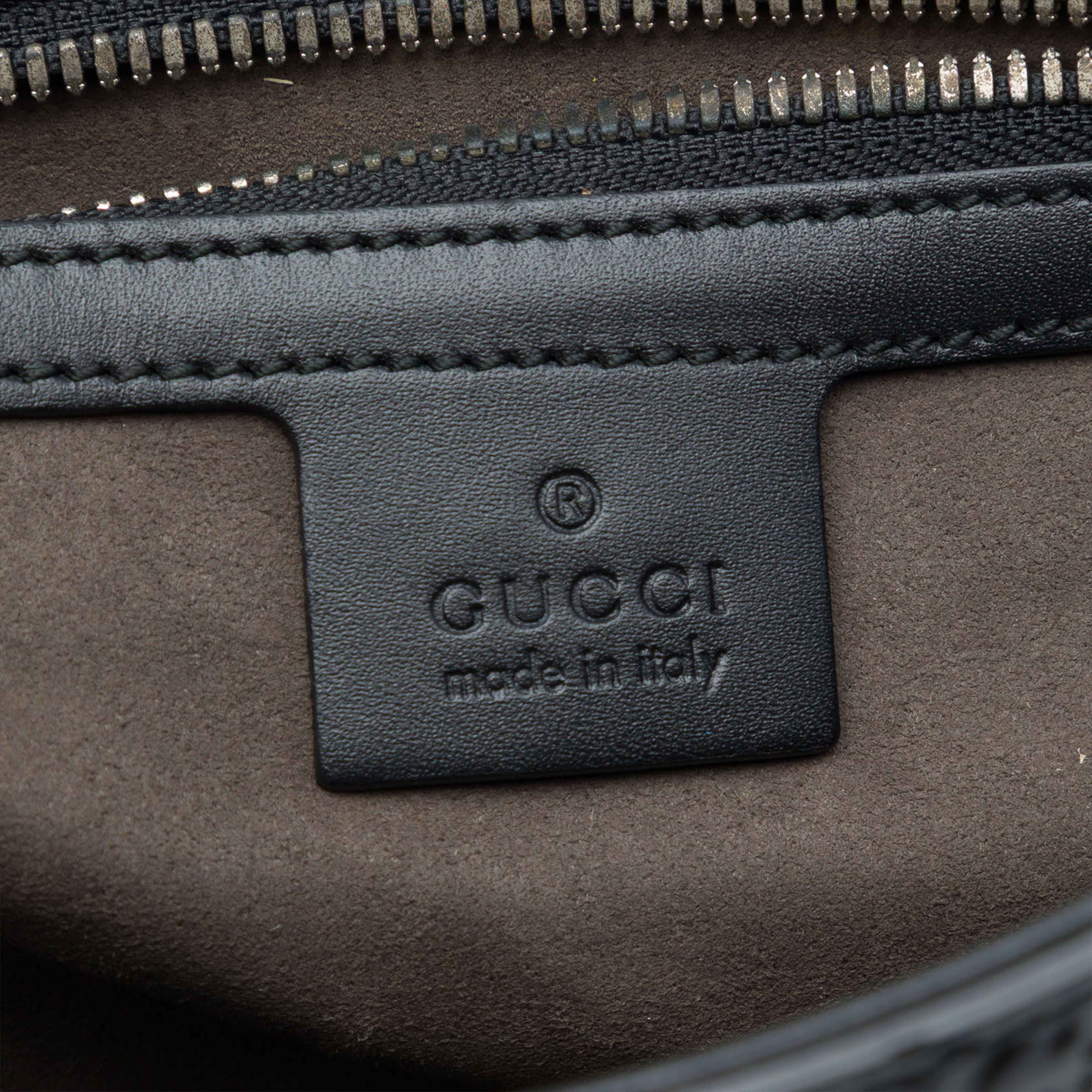 Gucci Guccissima Flap Messenger Bag, från Luxclusif, i färgen svart. Klicka för att öppna bilden i stort format