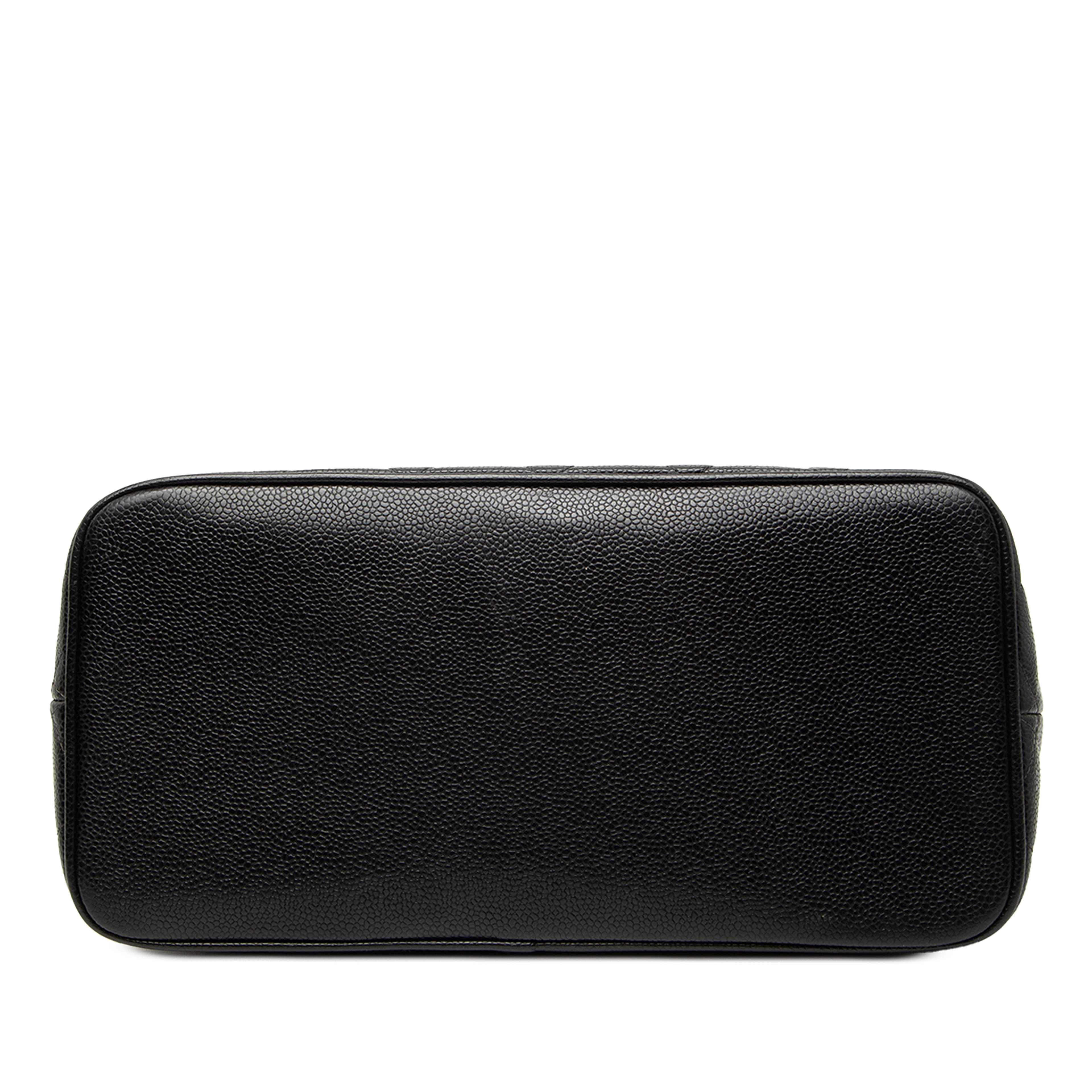 Chanel Caviar Medallion Tote, från Luxclusif, i färgen black. Klicka för att öppna bilden i stort format