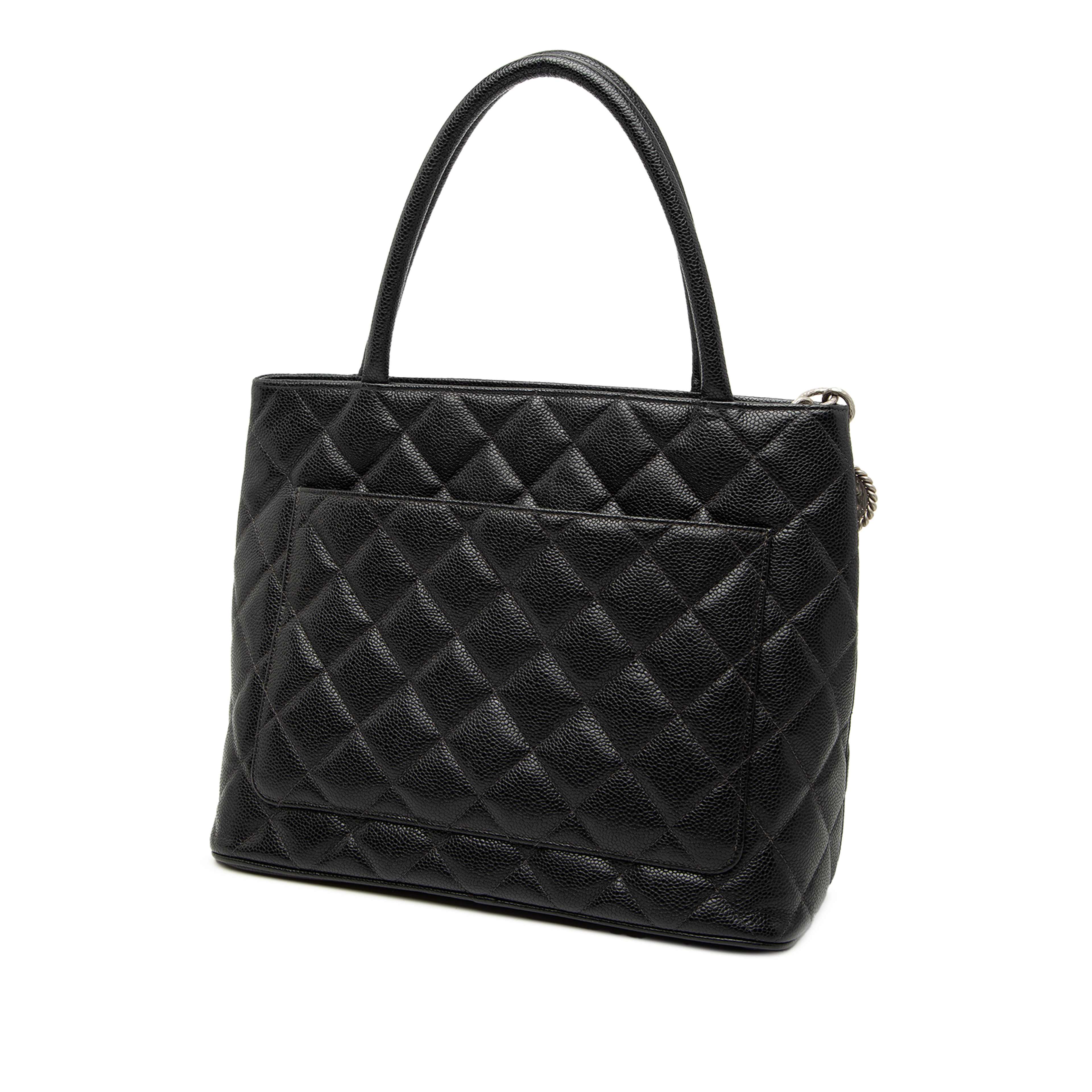 Chanel Caviar Medallion Tote, från Luxclusif, i färgen black. Klicka för att öppna bilden i stort format