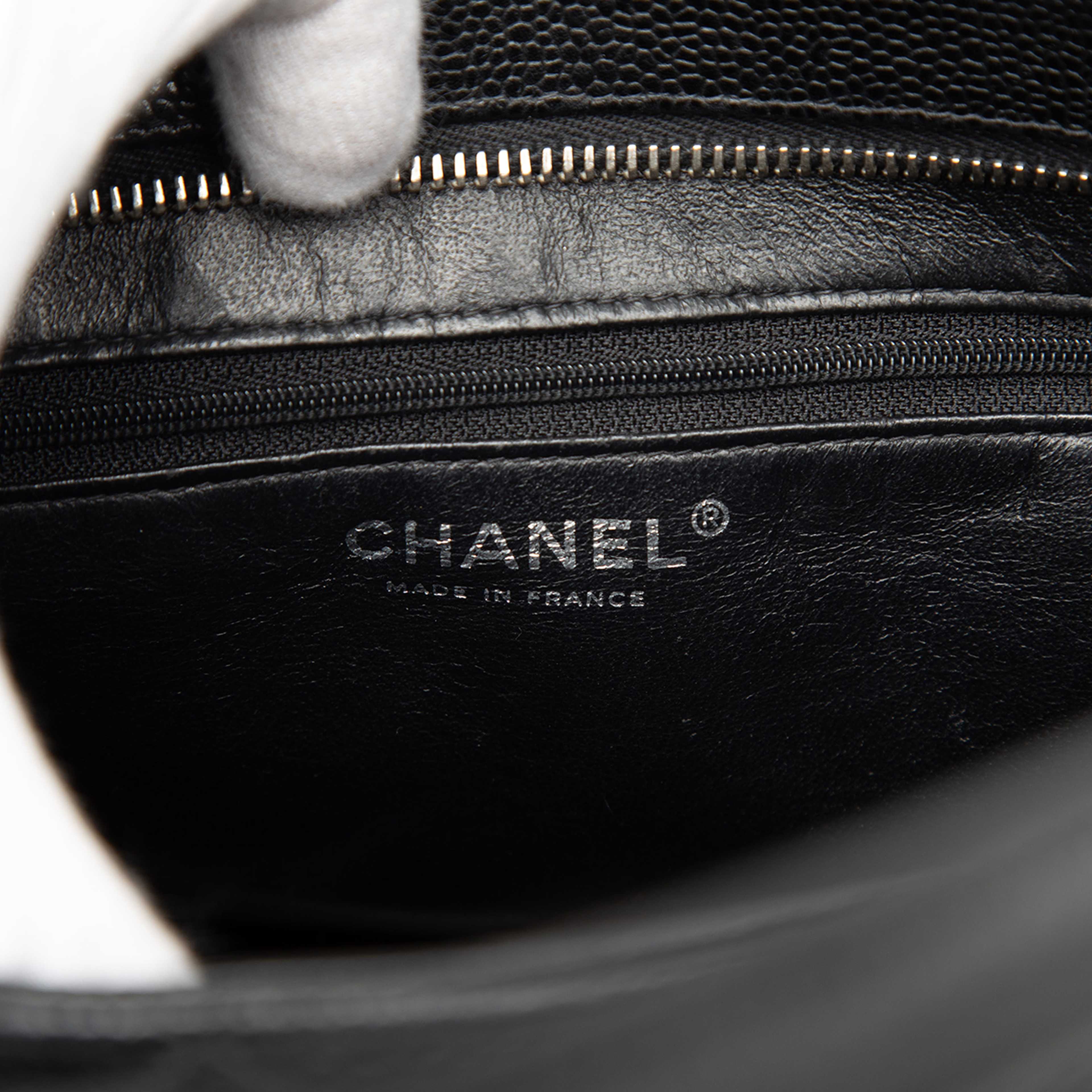 Chanel Caviar Medallion Tote, från Luxclusif, i färgen black. Klicka för att öppna bilden i stort format