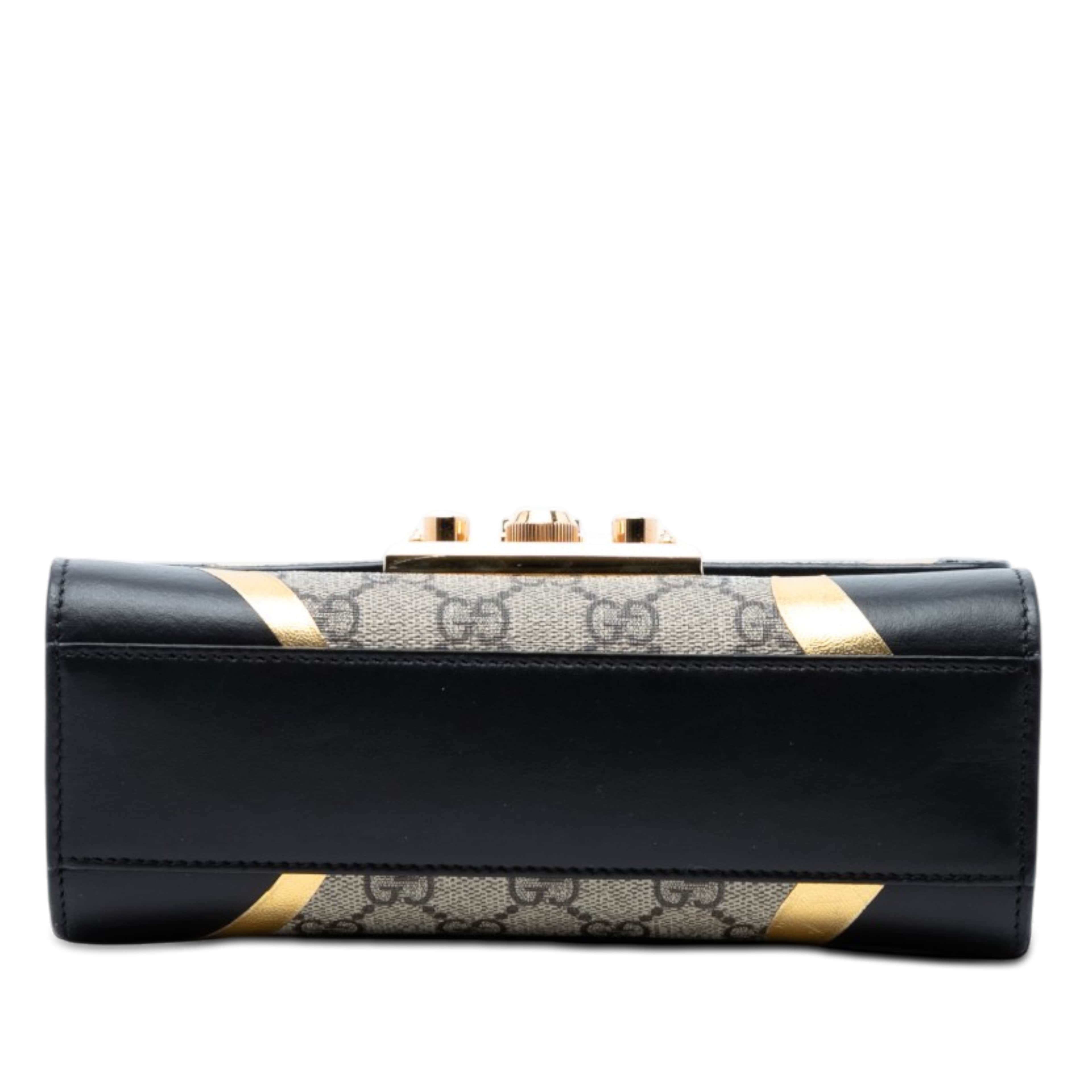 Gucci Small Gg Supreme Osiride Padlock Crossbody, från Luxclusif, i färgen beige. Klicka för att öppna bilden i stort format