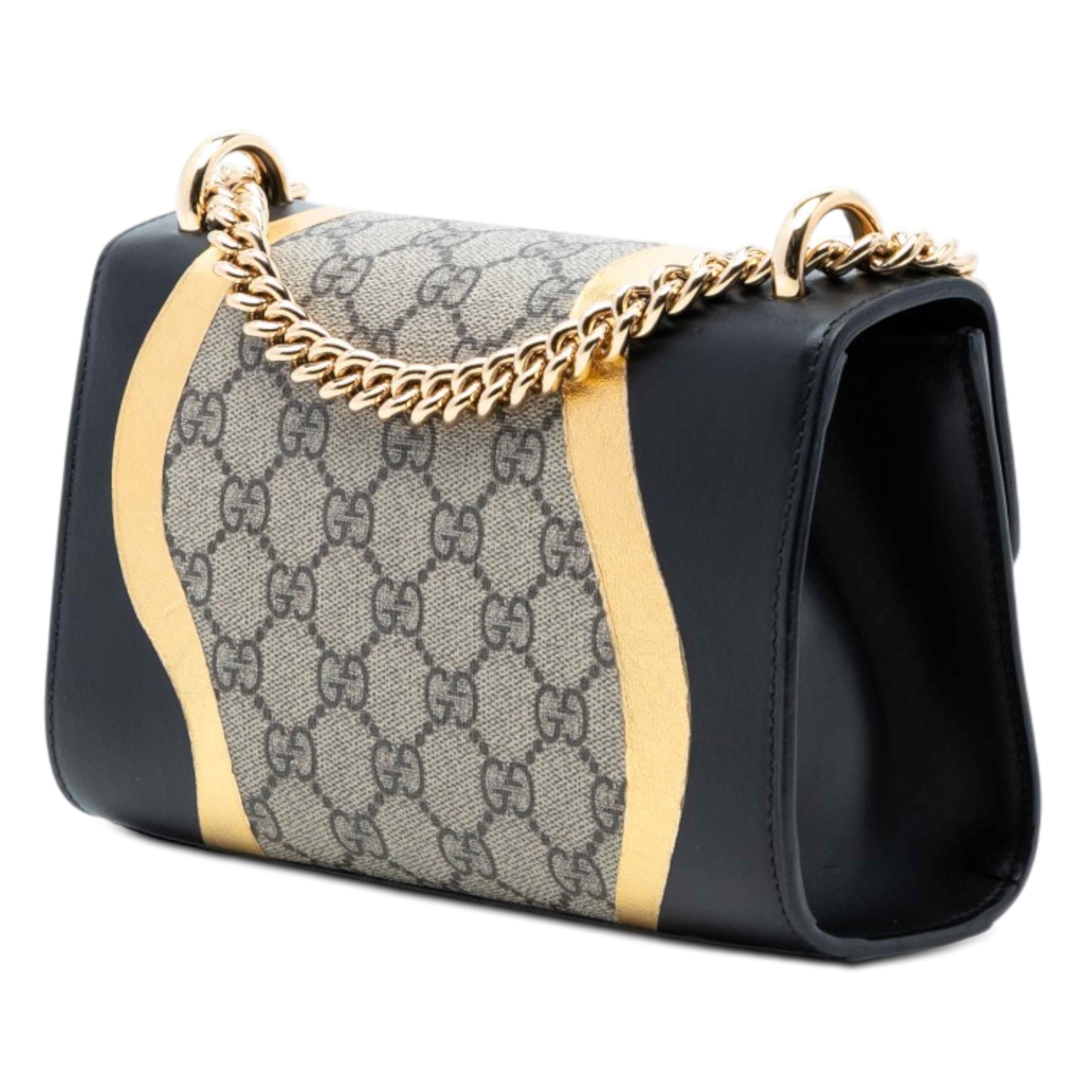 Gucci Small Gg Supreme Osiride Padlock Crossbody, från Luxclusif, i färgen beige. Klicka för att öppna bilden i stort format