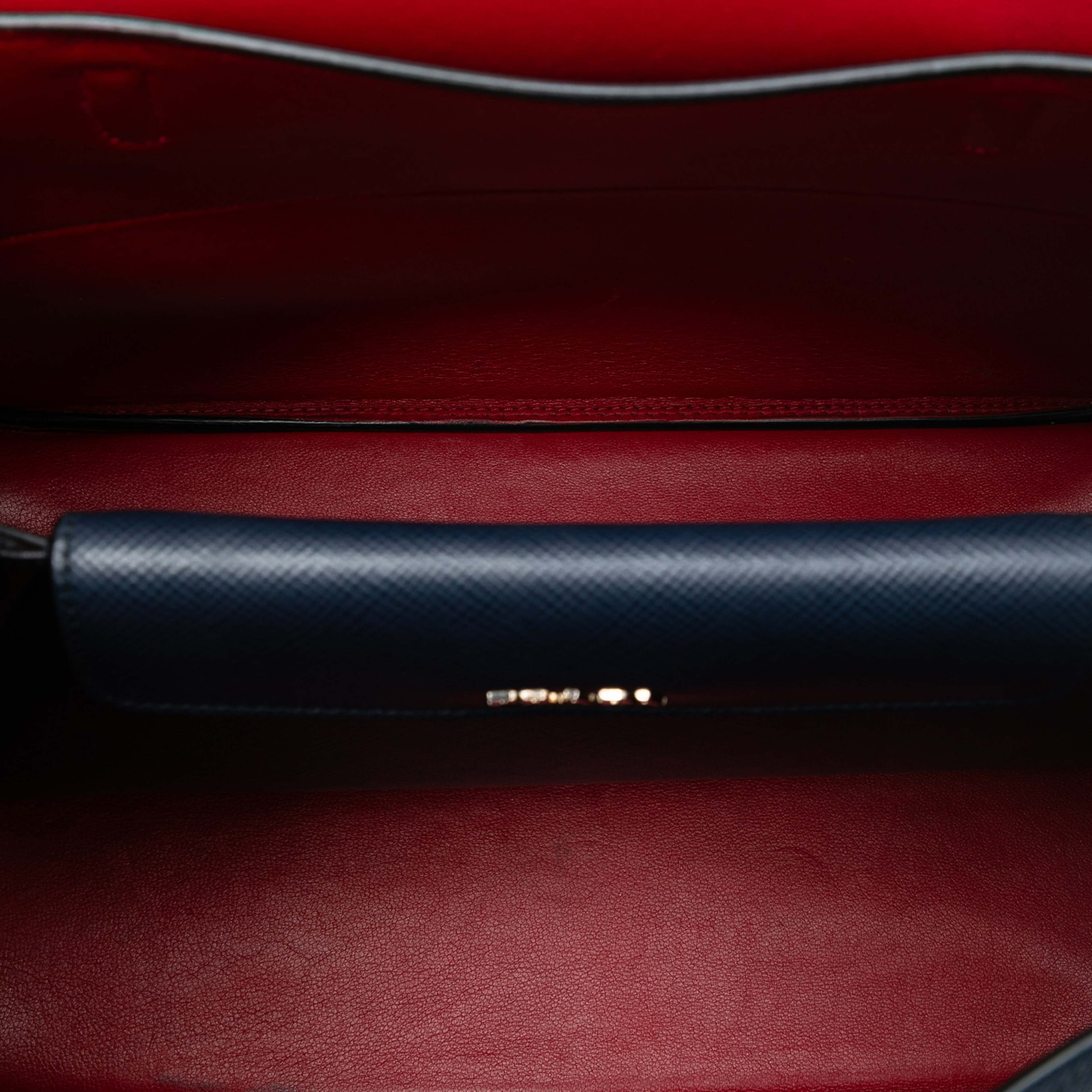 Prada Saffiano Cuir Double Turnlock Satchel, från Luxclusif, i färgen navy. Klicka för att öppna bilden i stort format