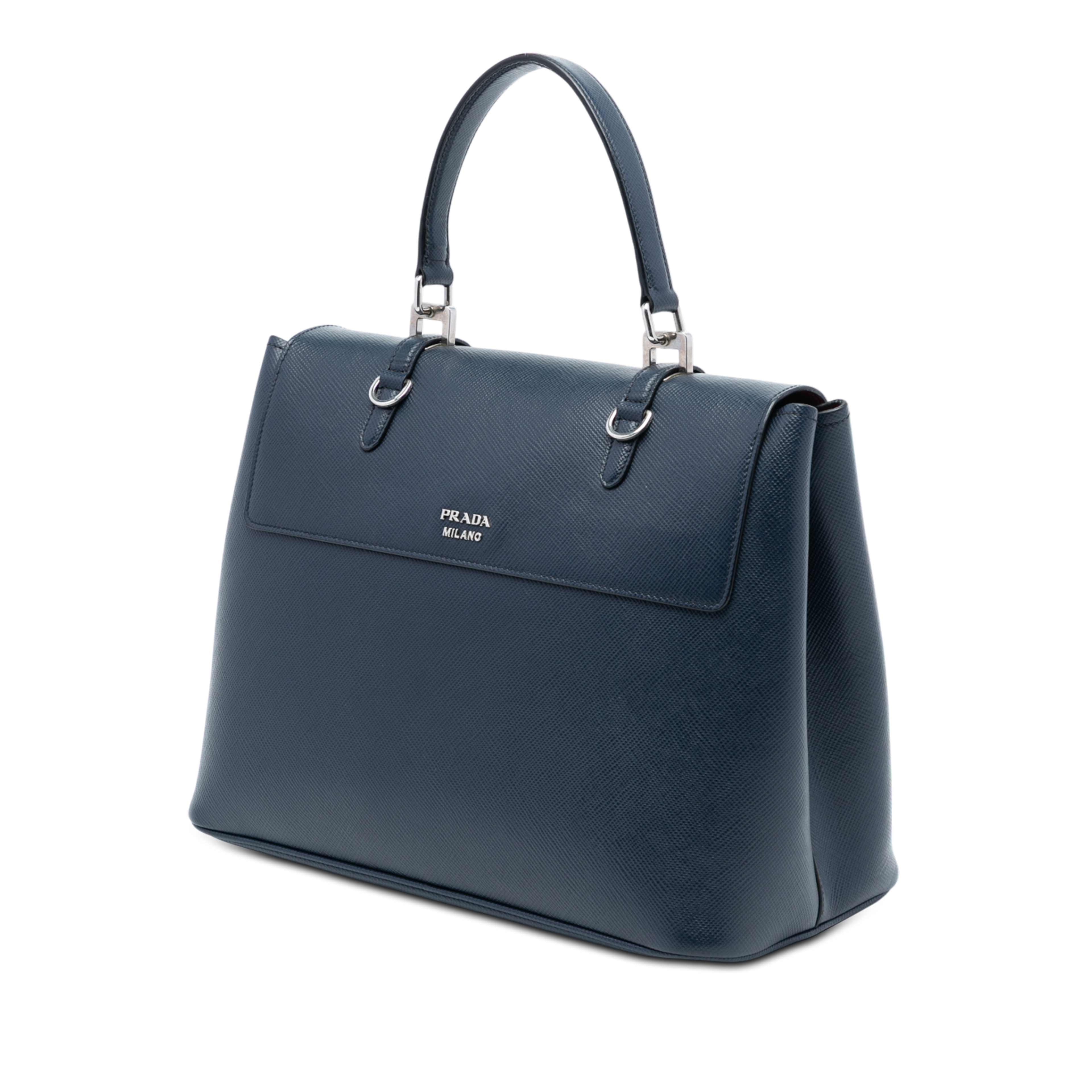 Prada Saffiano Cuir Double Turnlock Satchel, från Luxclusif, i färgen navy. Klicka för att öppna bilden i stort format