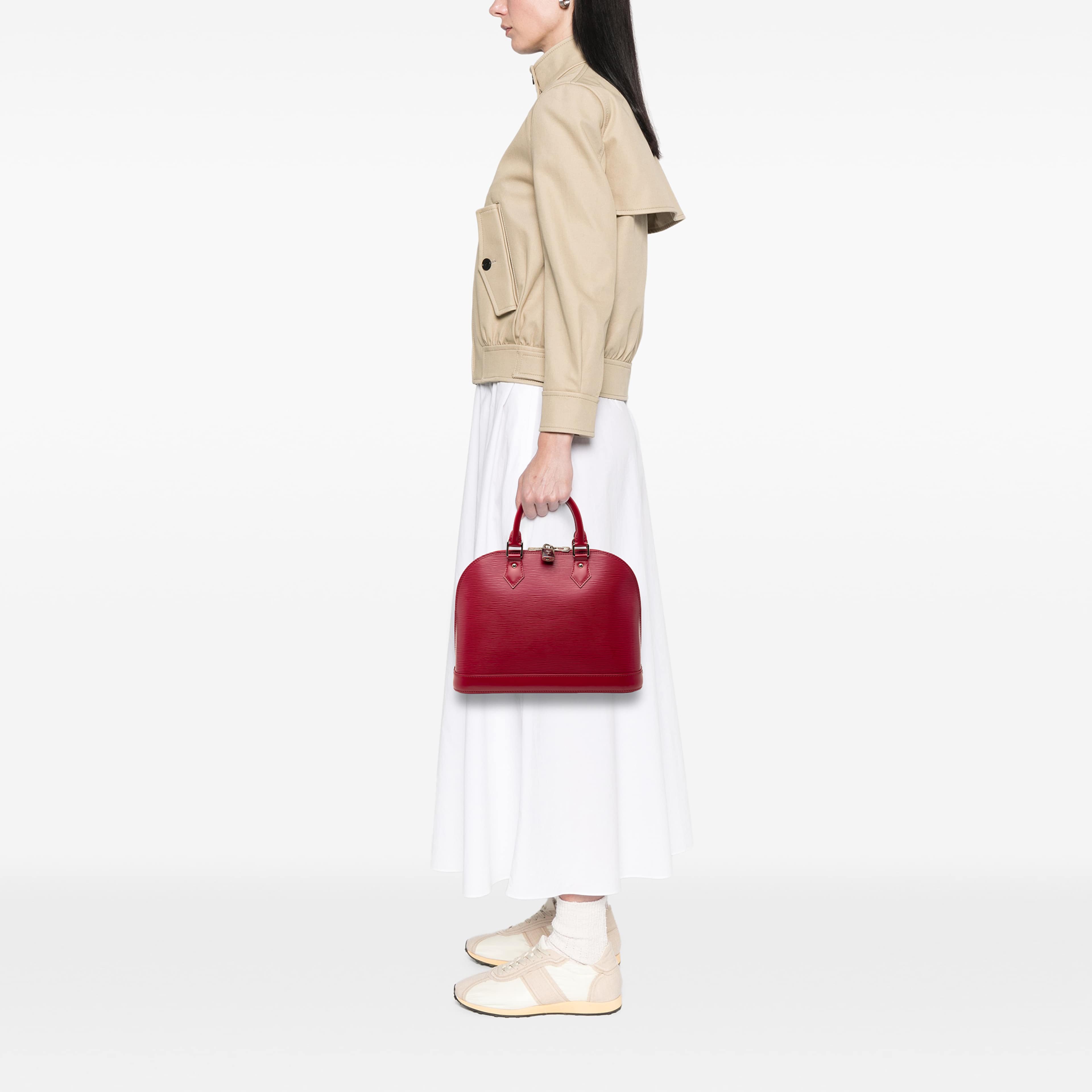 Louis Vuitton Epi Alma Pm, från Luxclusif, i färgen röd. Klicka för att öppna bilden i stort format