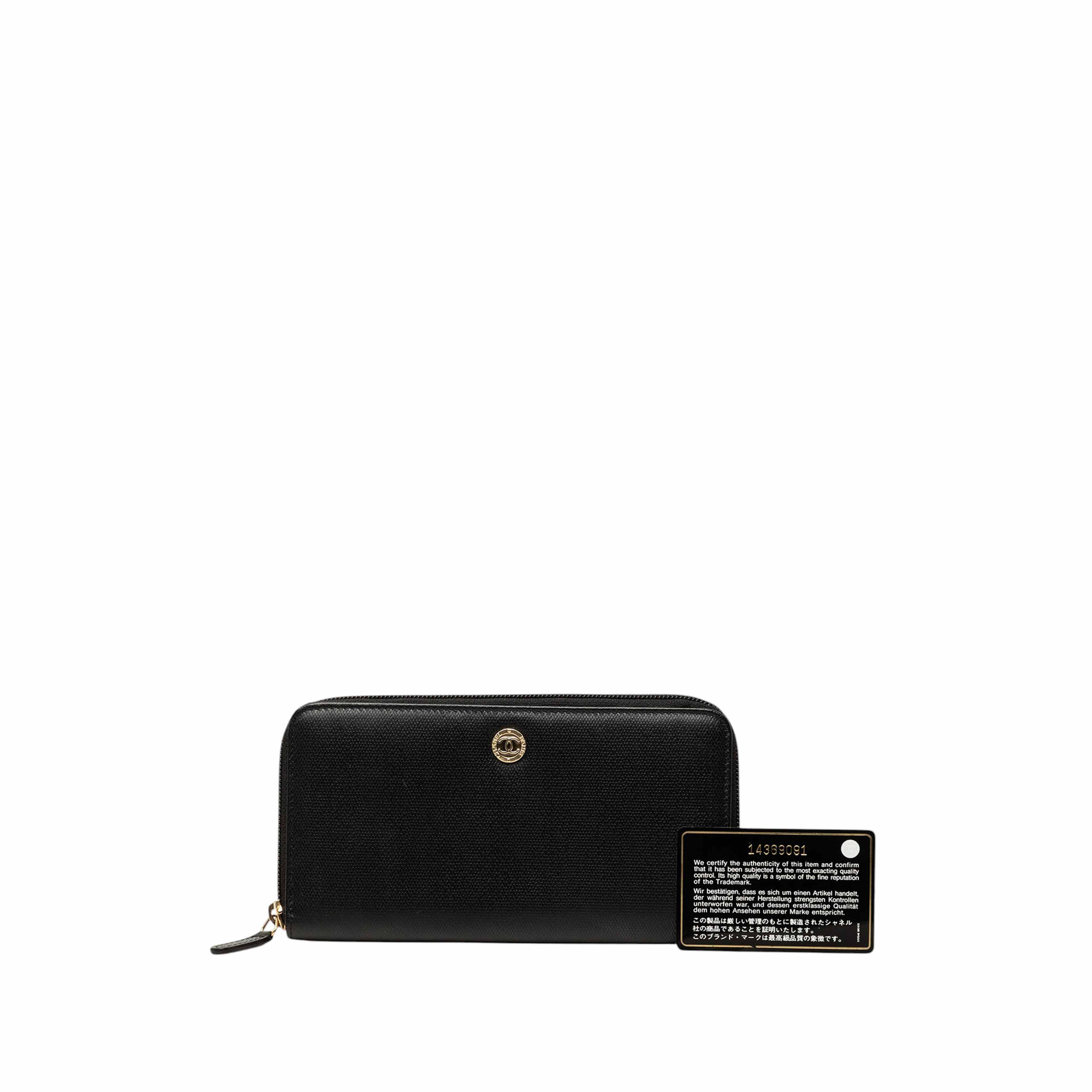 Chanel Cc Textured Calfskin Button Zip Around Wallet, från Luxclusif, i färgen svart. Klicka för att öppna bilden i stort format