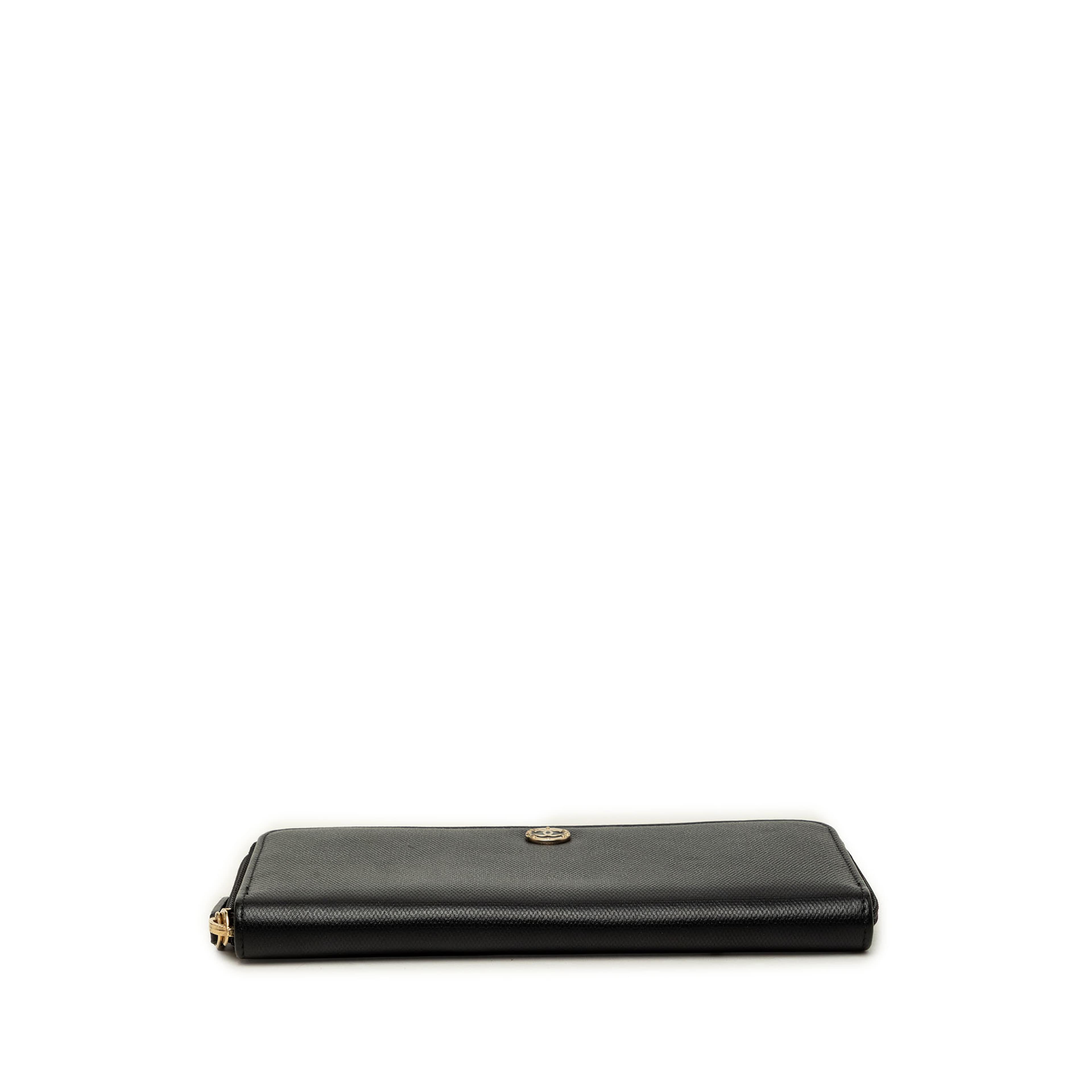 Chanel Cc Textured Calfskin Button Zip Around Wallet, från Luxclusif, i färgen svart. Klicka för att öppna bilden i stort format