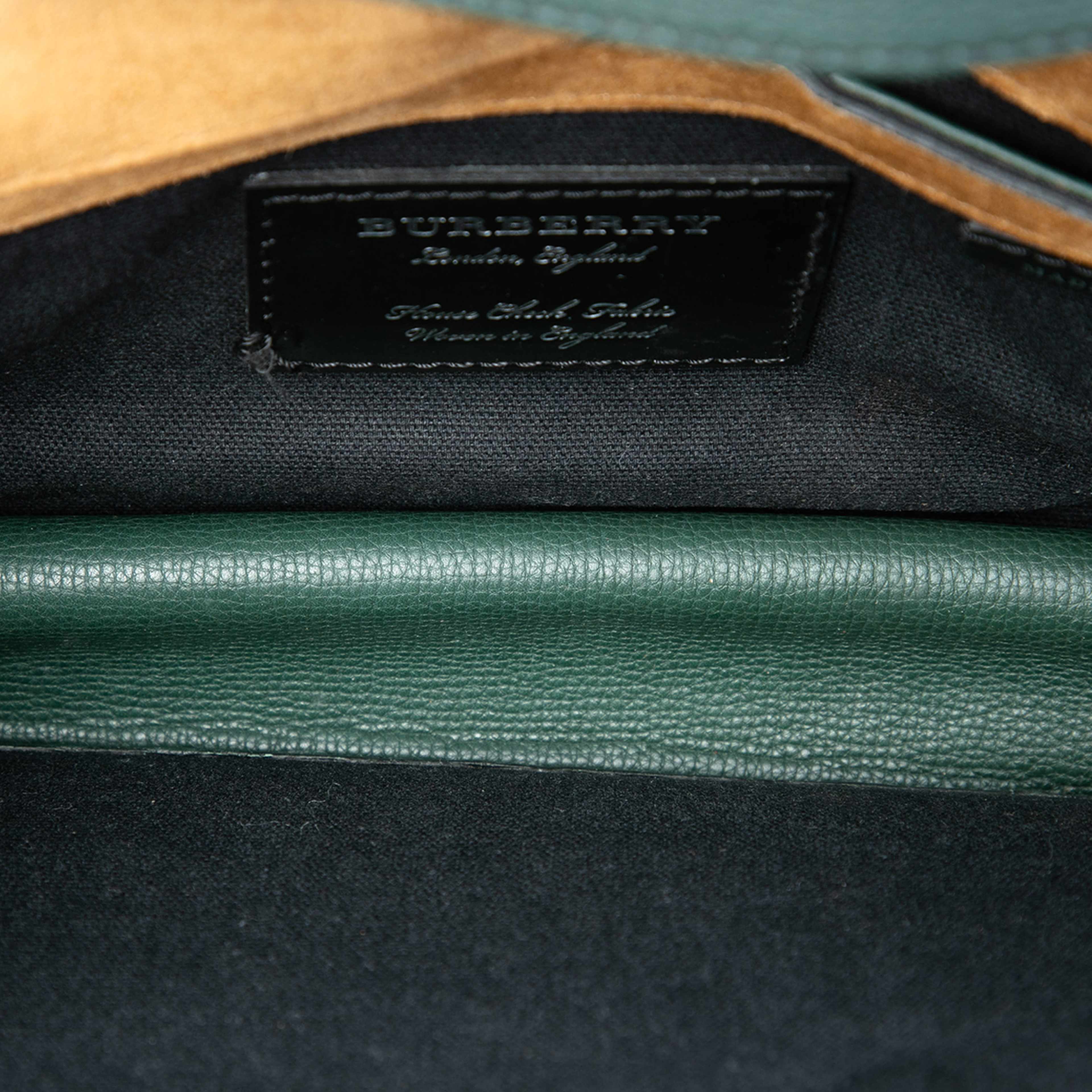Burberry Small Leather And House Check Canvas Derby Macken Crossbody, från Luxclusif, i färgen grön. Klicka för att öppna bilden i stort format