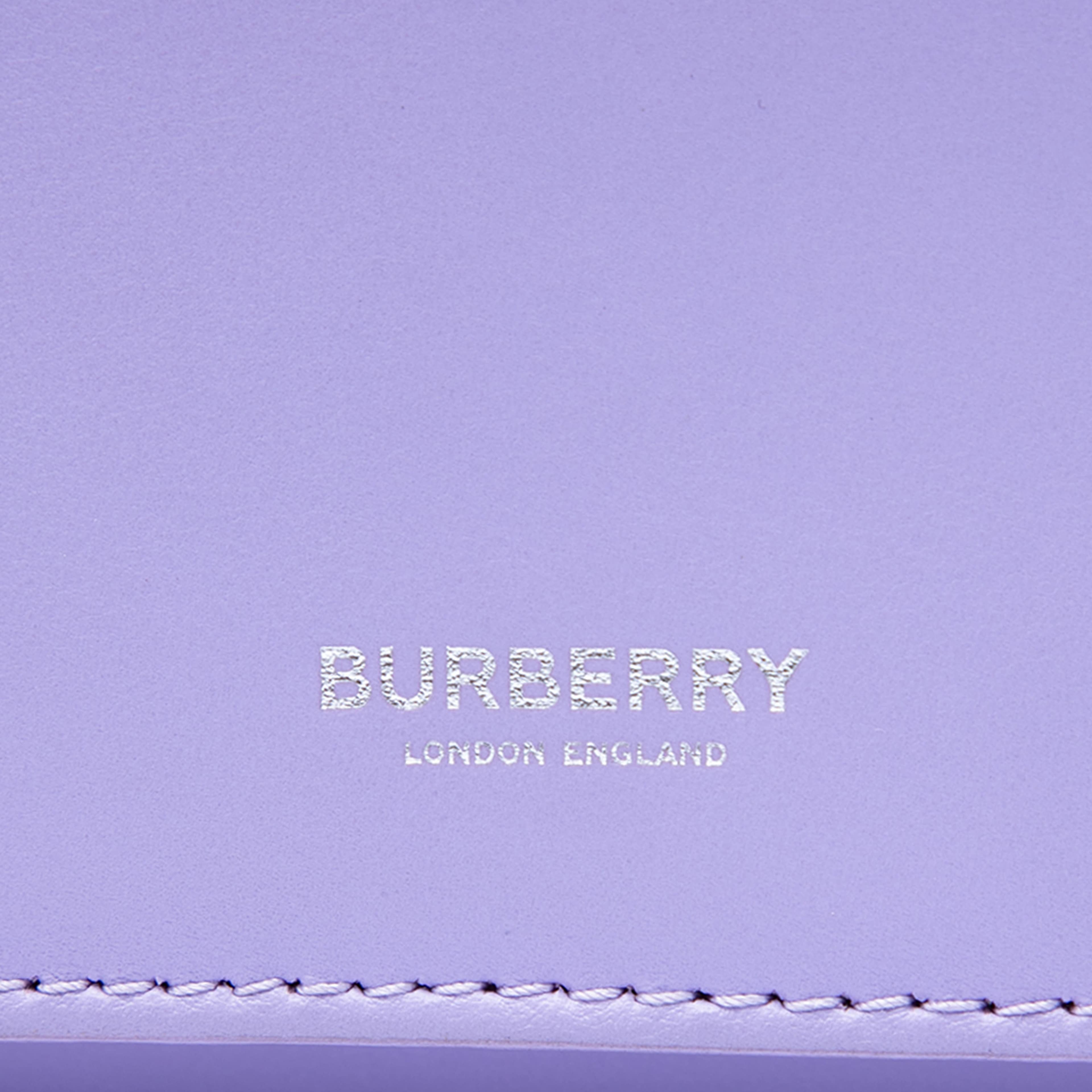 Burberry Mini Leather Pocket Tote, från Luxclusif, i färgen purpur. Klicka för att öppna bilden i stort format