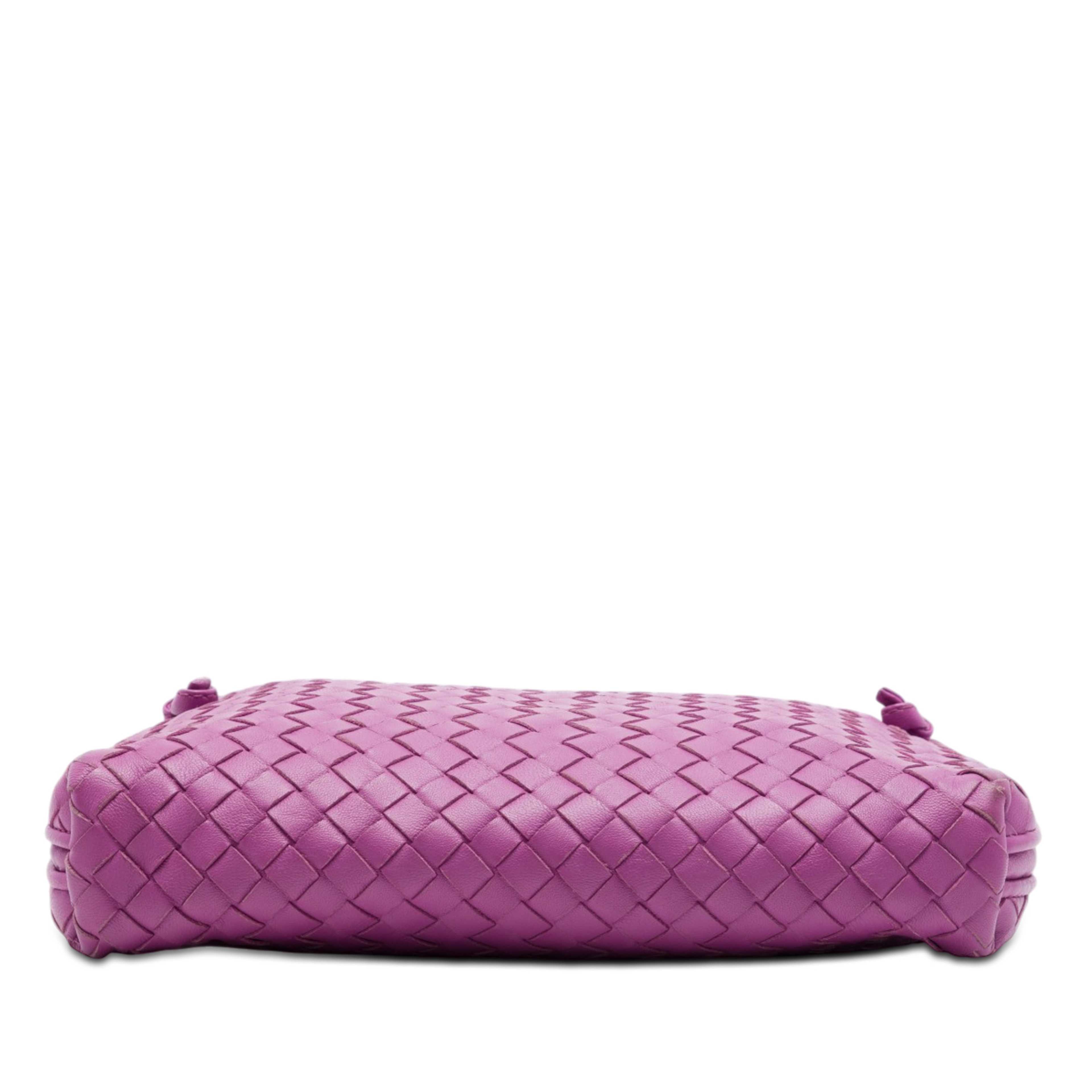 Bottega Veneta Nappa Intrecciato Nodini Crossbody, från Luxclusif, i färgen purpur. Klicka för att öppna bilden i stort format