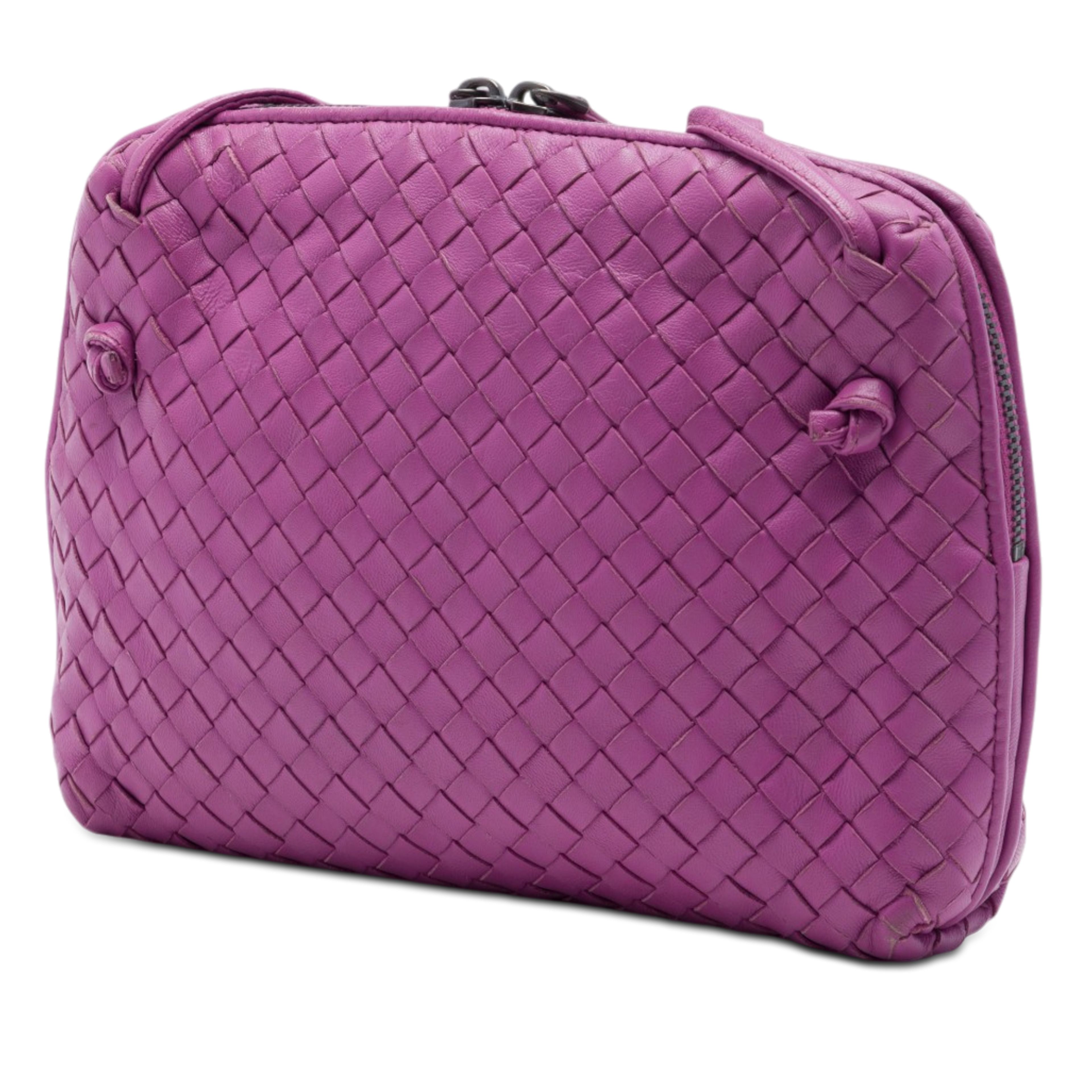 Bottega Veneta Nappa Intrecciato Nodini Crossbody, från Luxclusif, i färgen purpur. Klicka för att öppna bilden i stort format