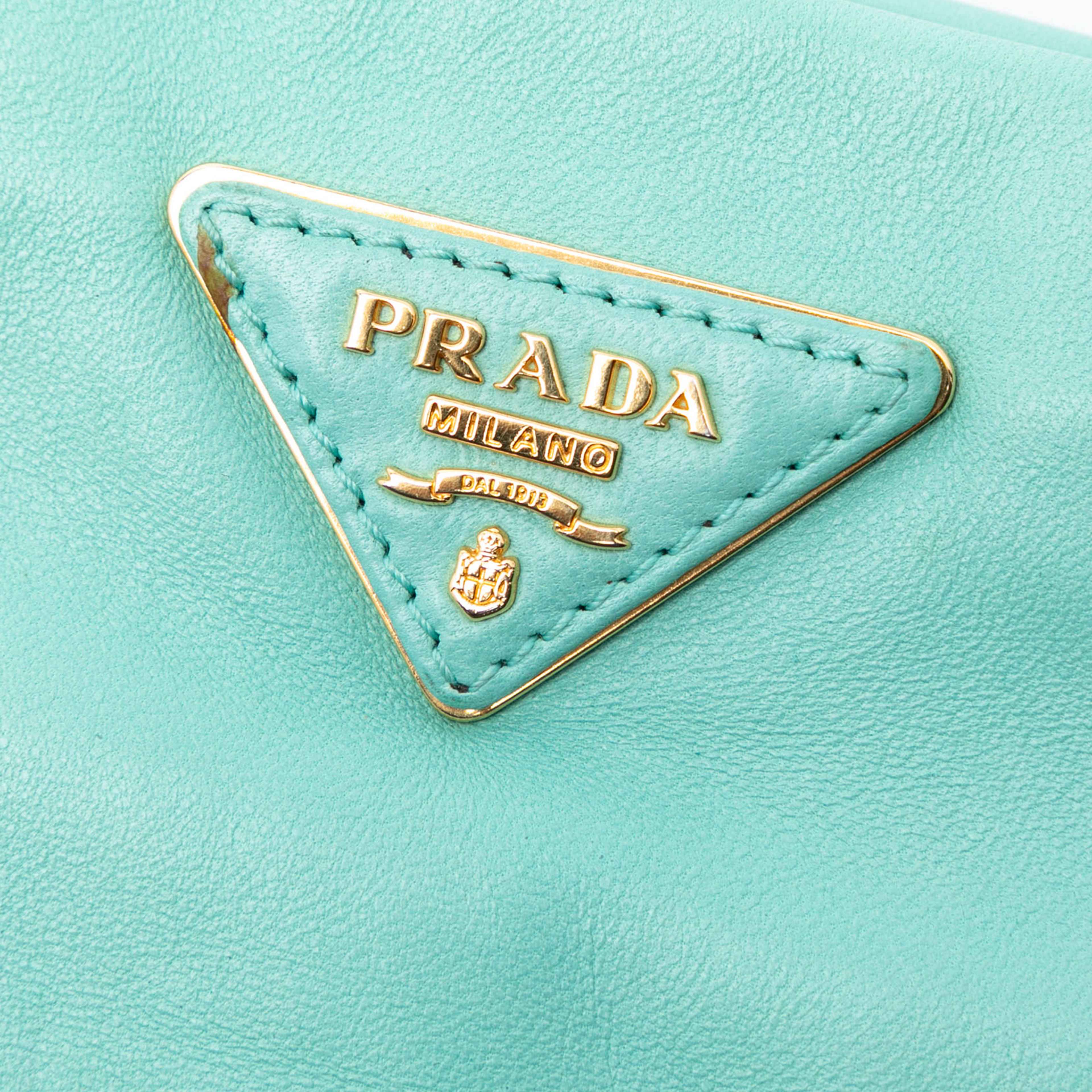 Prada Nappa Dice Clutch, från Luxclusif, i färgen light green. Klicka för att öppna bilden i stort format