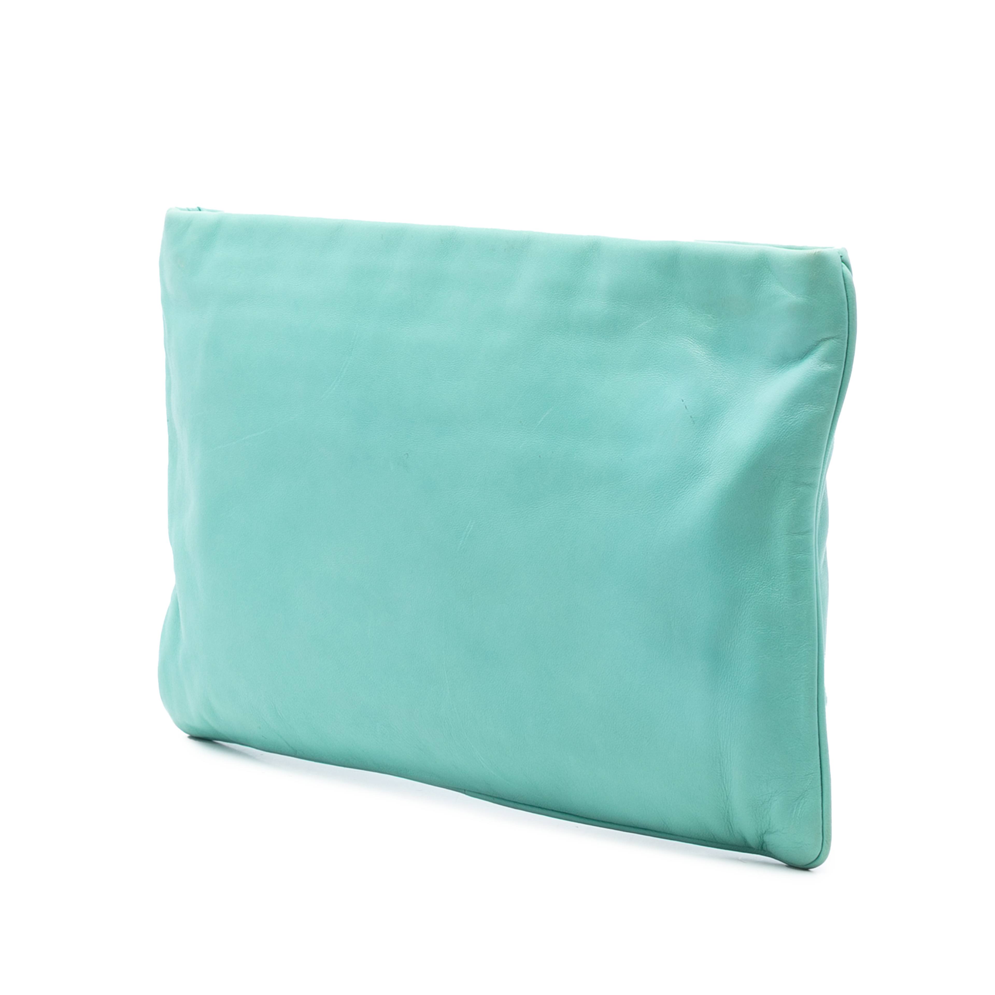 Prada Nappa Dice Clutch, från Luxclusif, i färgen light green. Klicka för att öppna bilden i stort format