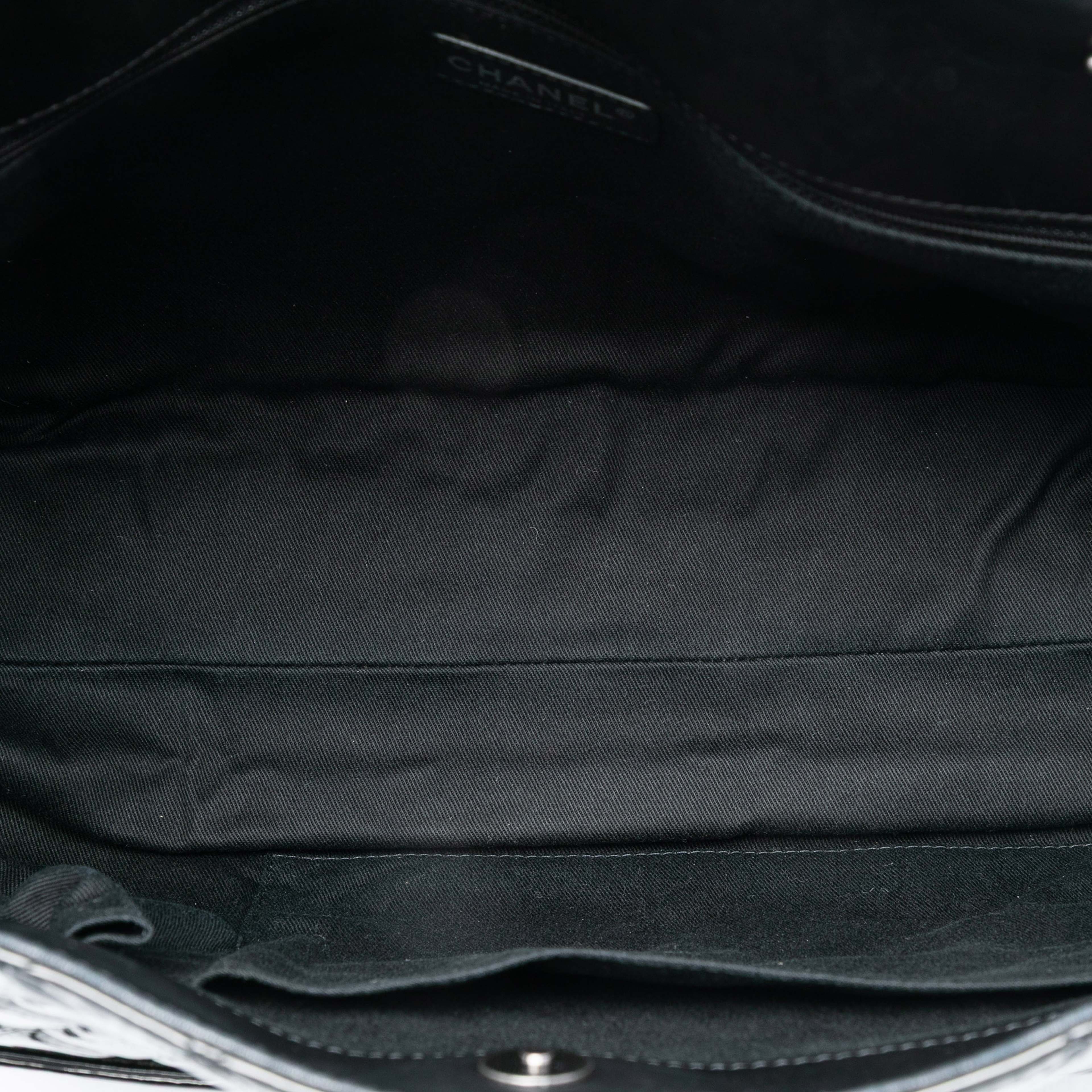 Chanel Quilted Patent Reissue 2.55 Tote, från Luxclusif, i färgen black. Klicka för att öppna bilden i stort format