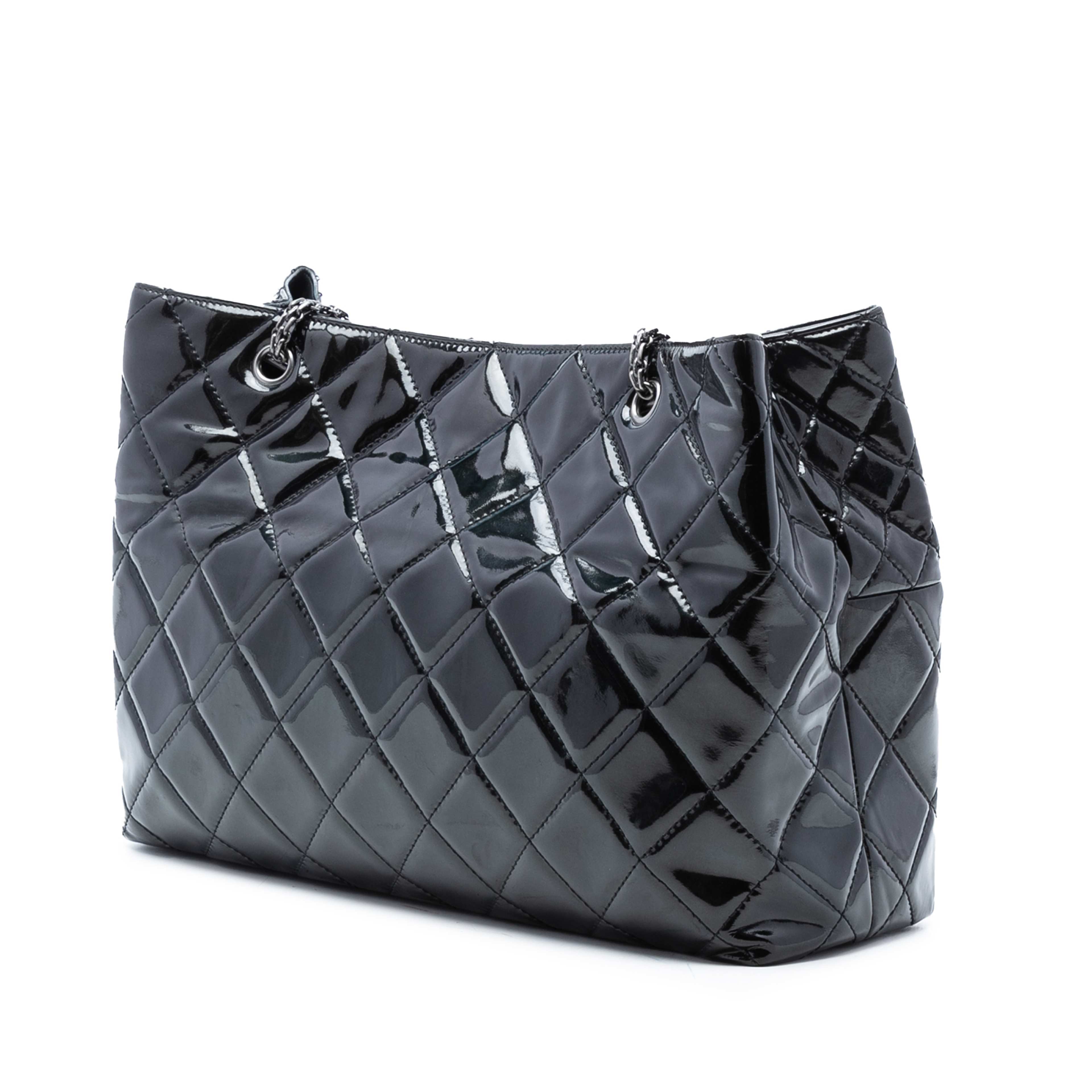 Chanel Quilted Patent Reissue 2.55 Tote, från Luxclusif, i färgen black. Klicka för att öppna bilden i stort format