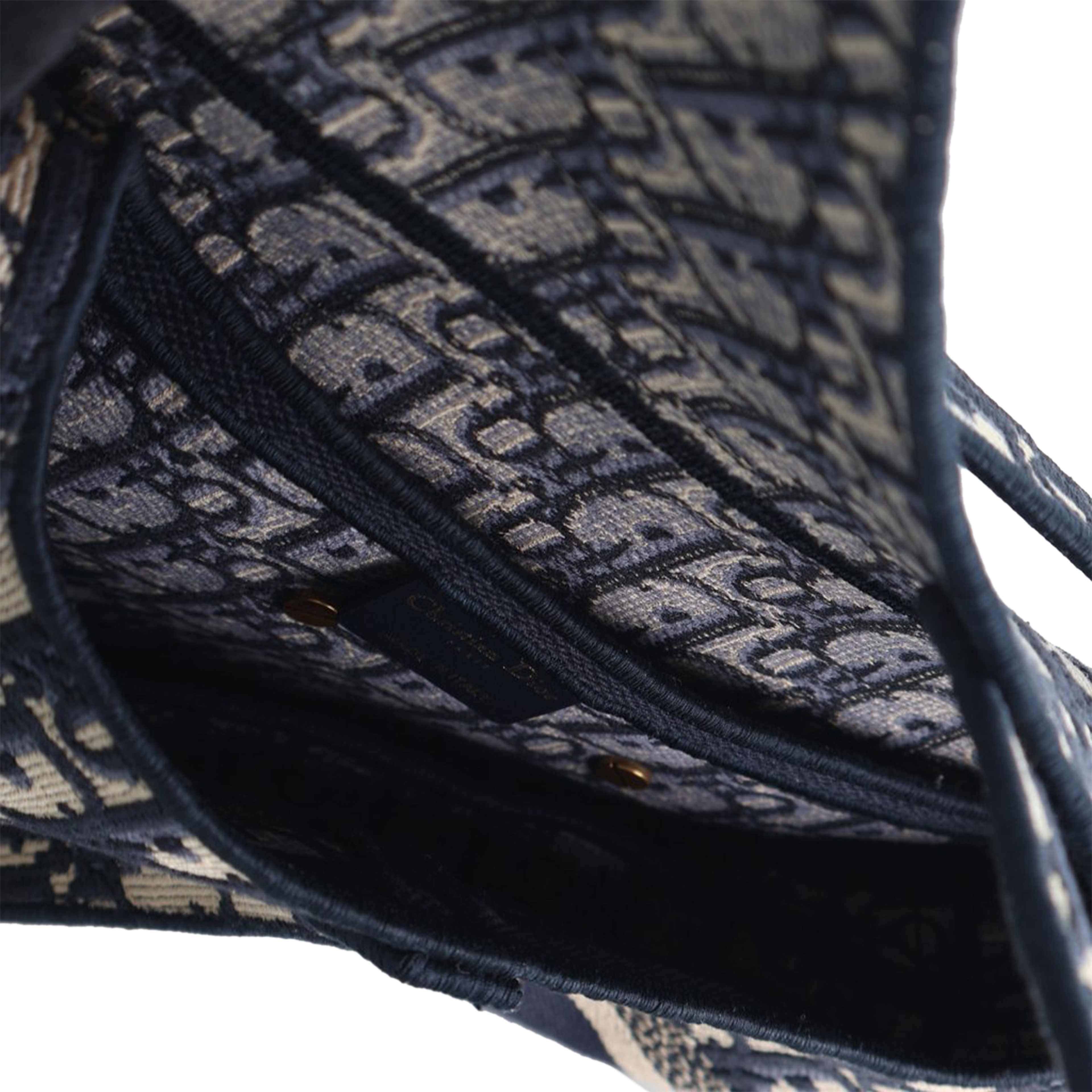 Dior Oblique Embroidered Canvas Saddle Bag, från Luxclusif, i färgen blue. Klicka för att öppna bilden i stort format