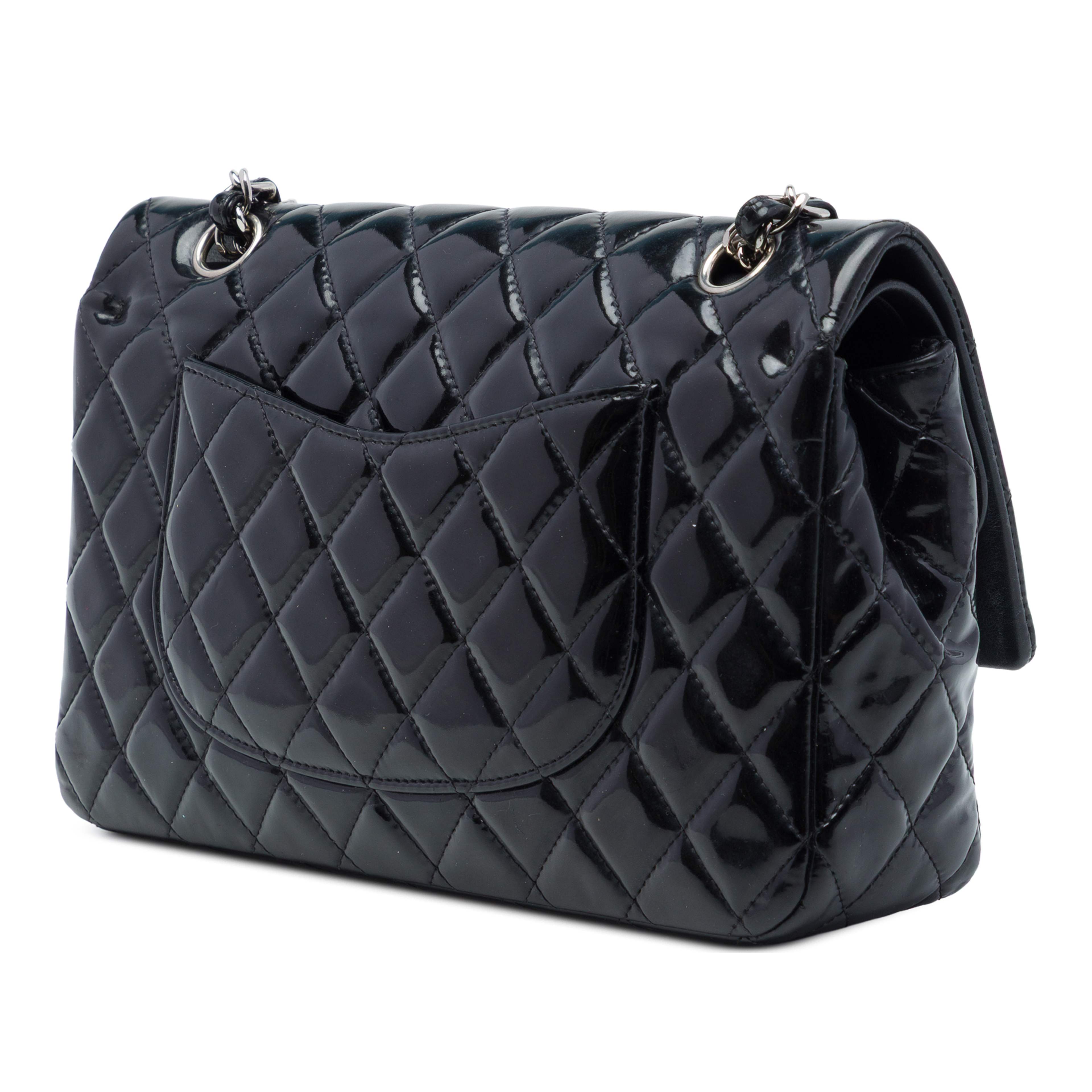 Chanel Medium Classic Patent Double Flap, från Luxclusif, i färgen svart. Klicka för att öppna bilden i stort format