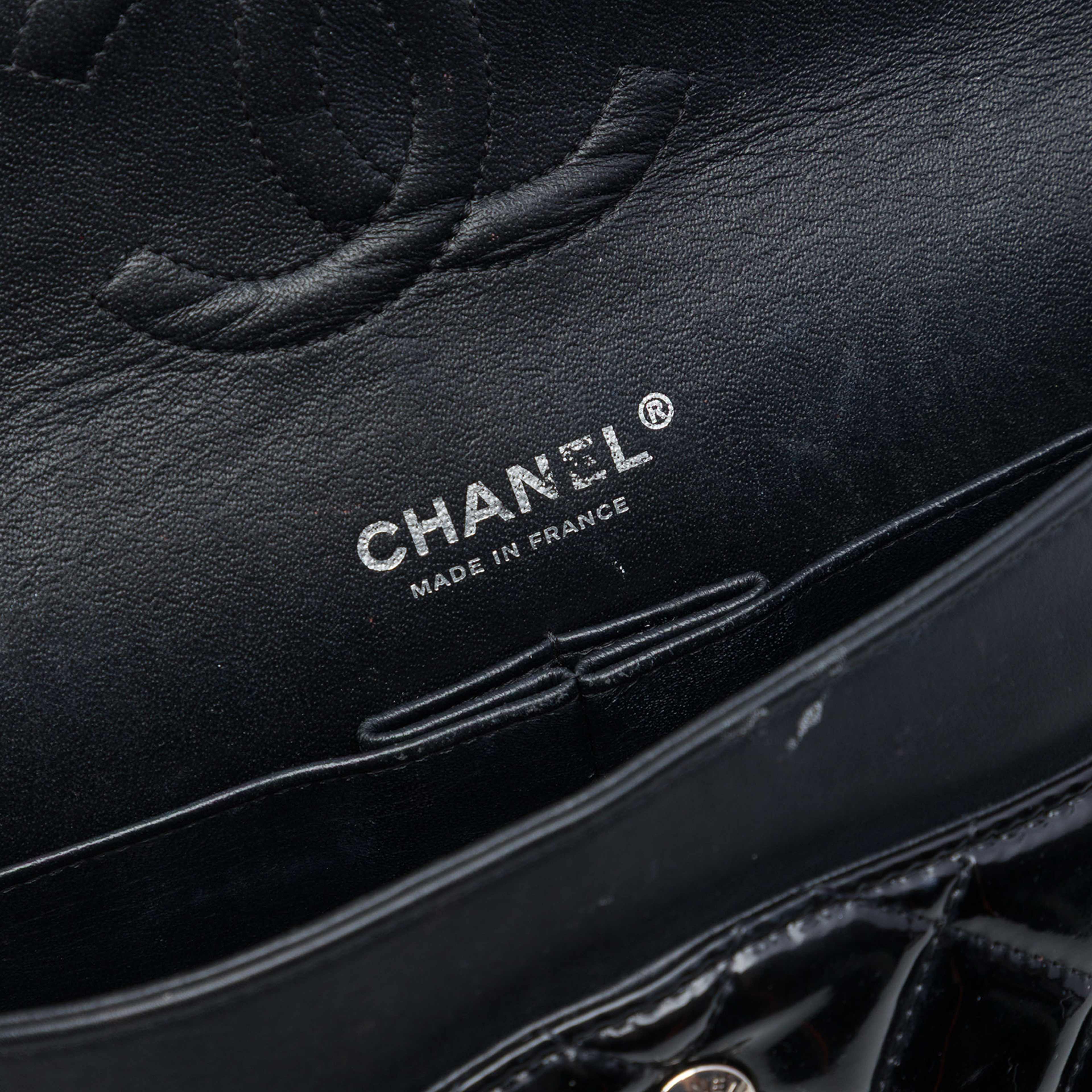 Chanel Medium Classic Patent Double Flap, från Luxclusif, i färgen svart. Klicka för att öppna bilden i stort format