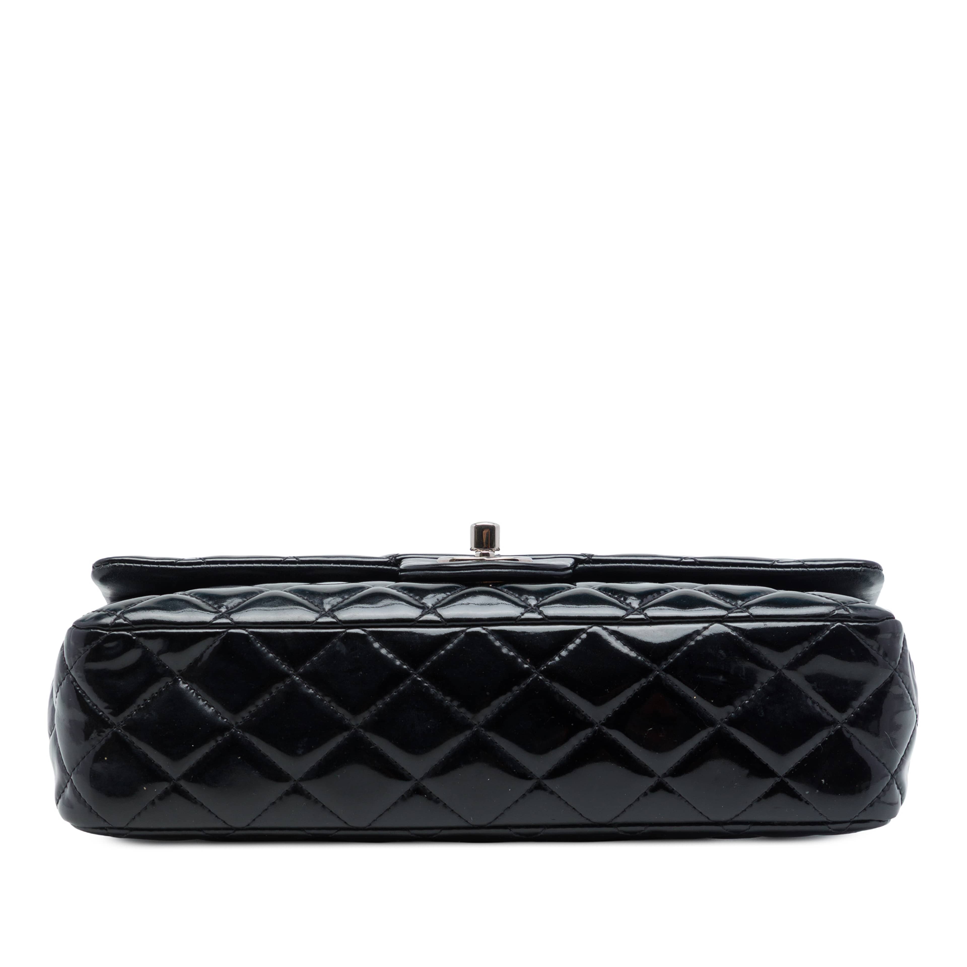 Chanel Medium Classic Patent Double Flap, från Luxclusif, i färgen svart. Klicka för att öppna bilden i stort format